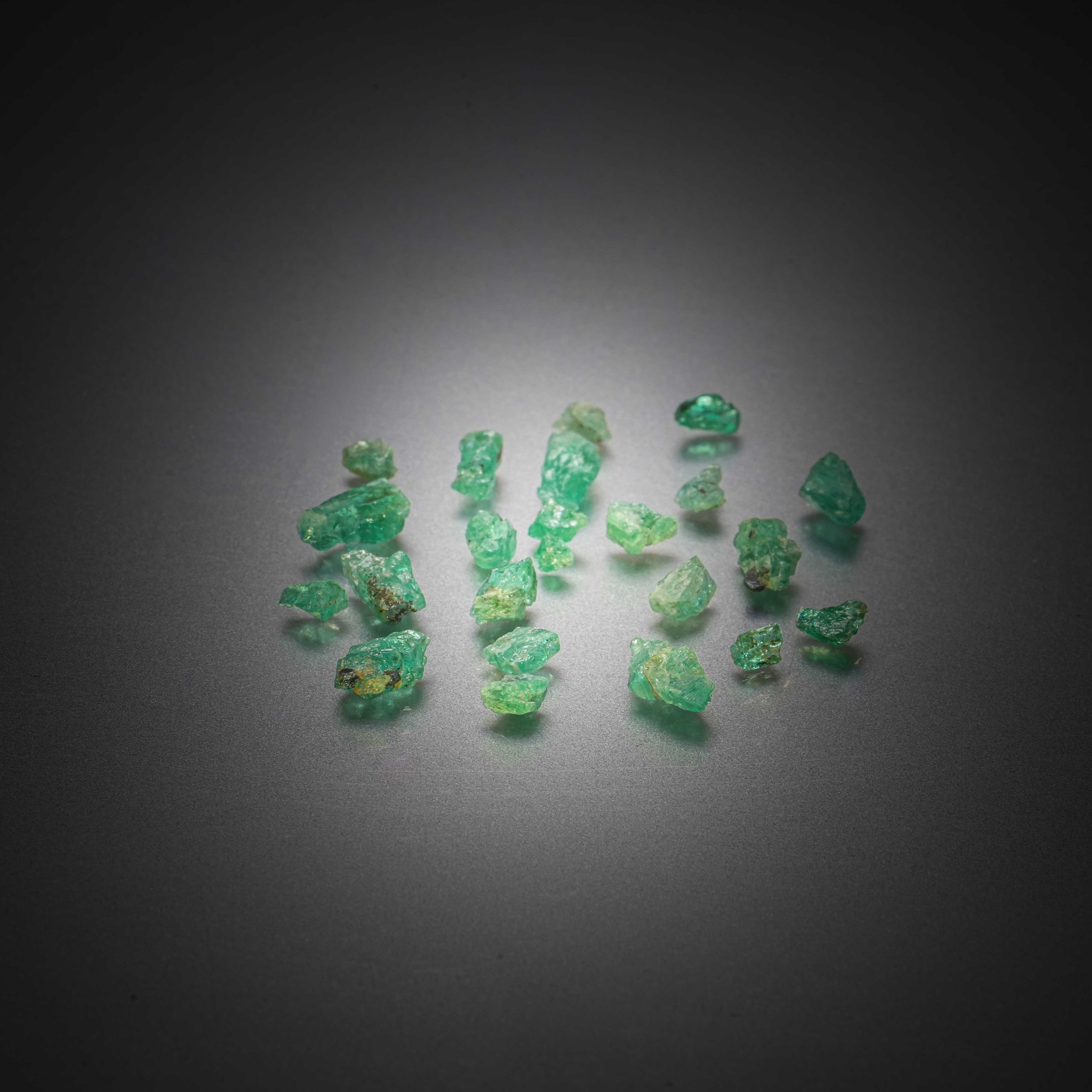 Apatite bleue ovale sur papier. - Lazuli