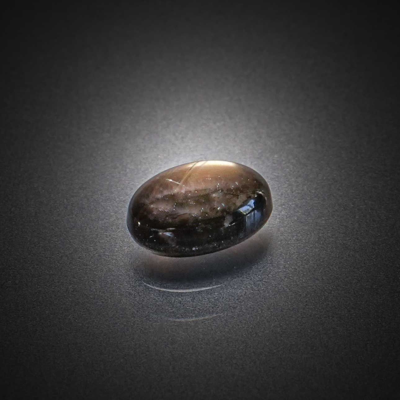 Labradorite poire cabochon sur papier. - Lazuli