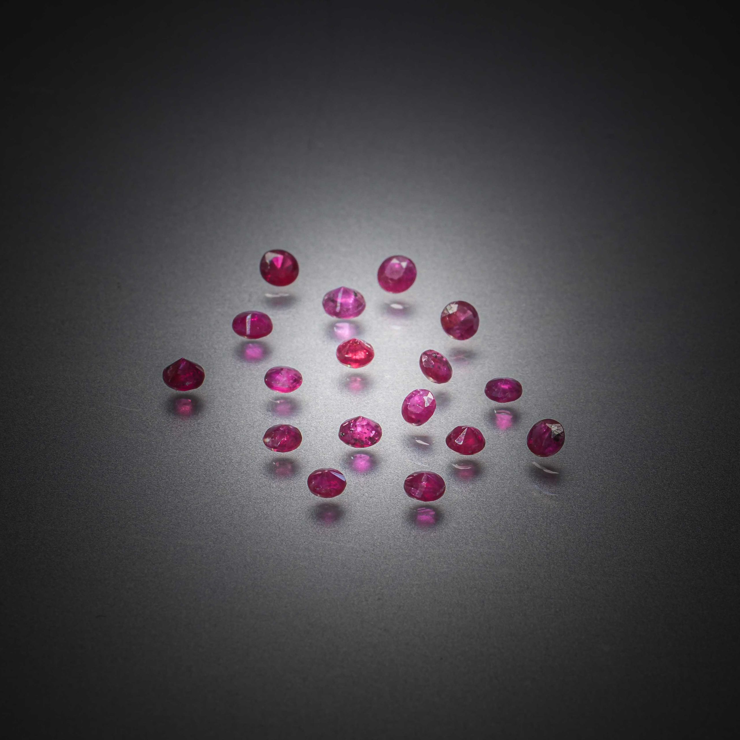 Lot de cinq tanzanites sur papier. - Lazuli