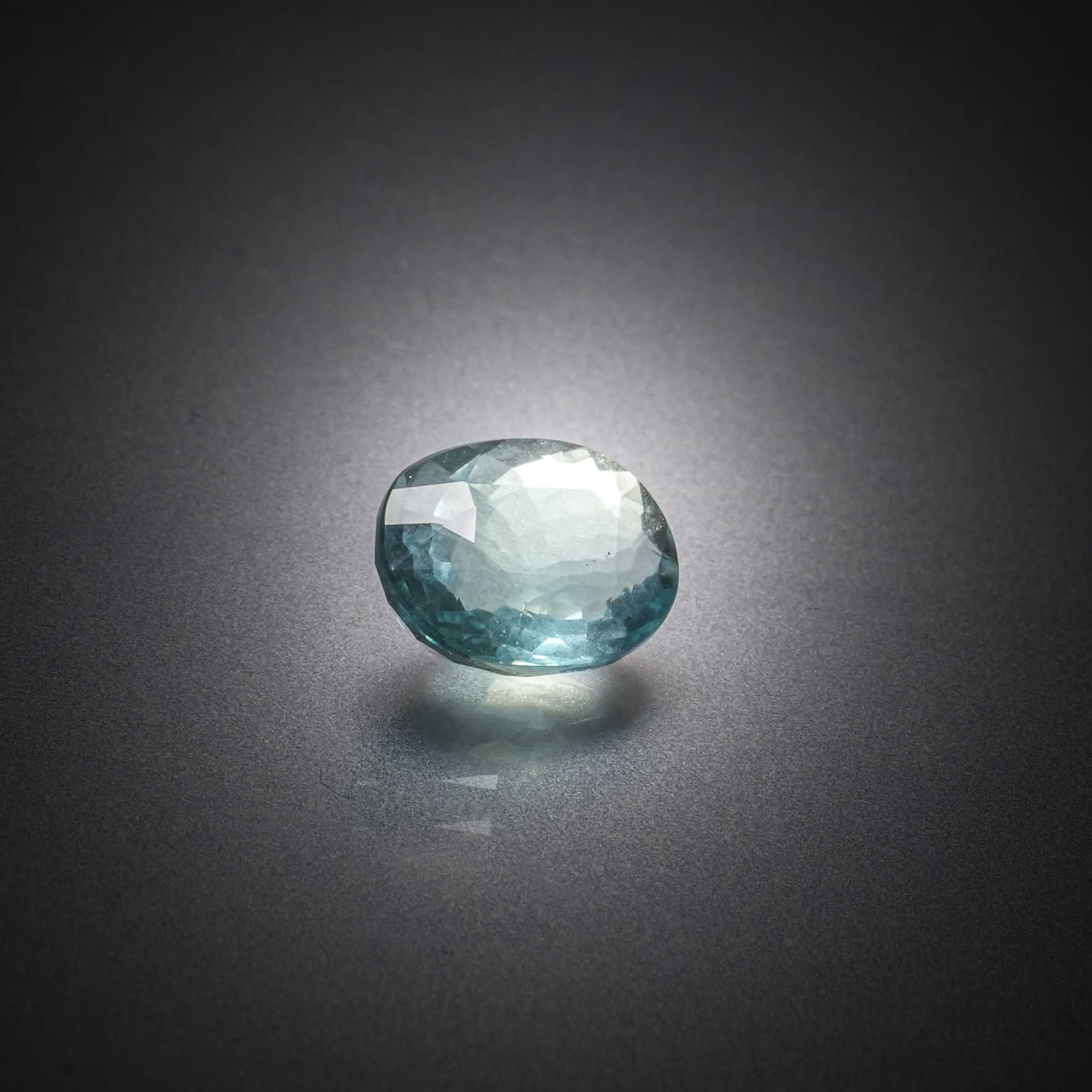 Tanzanite ovale sur papier. - Lazuli