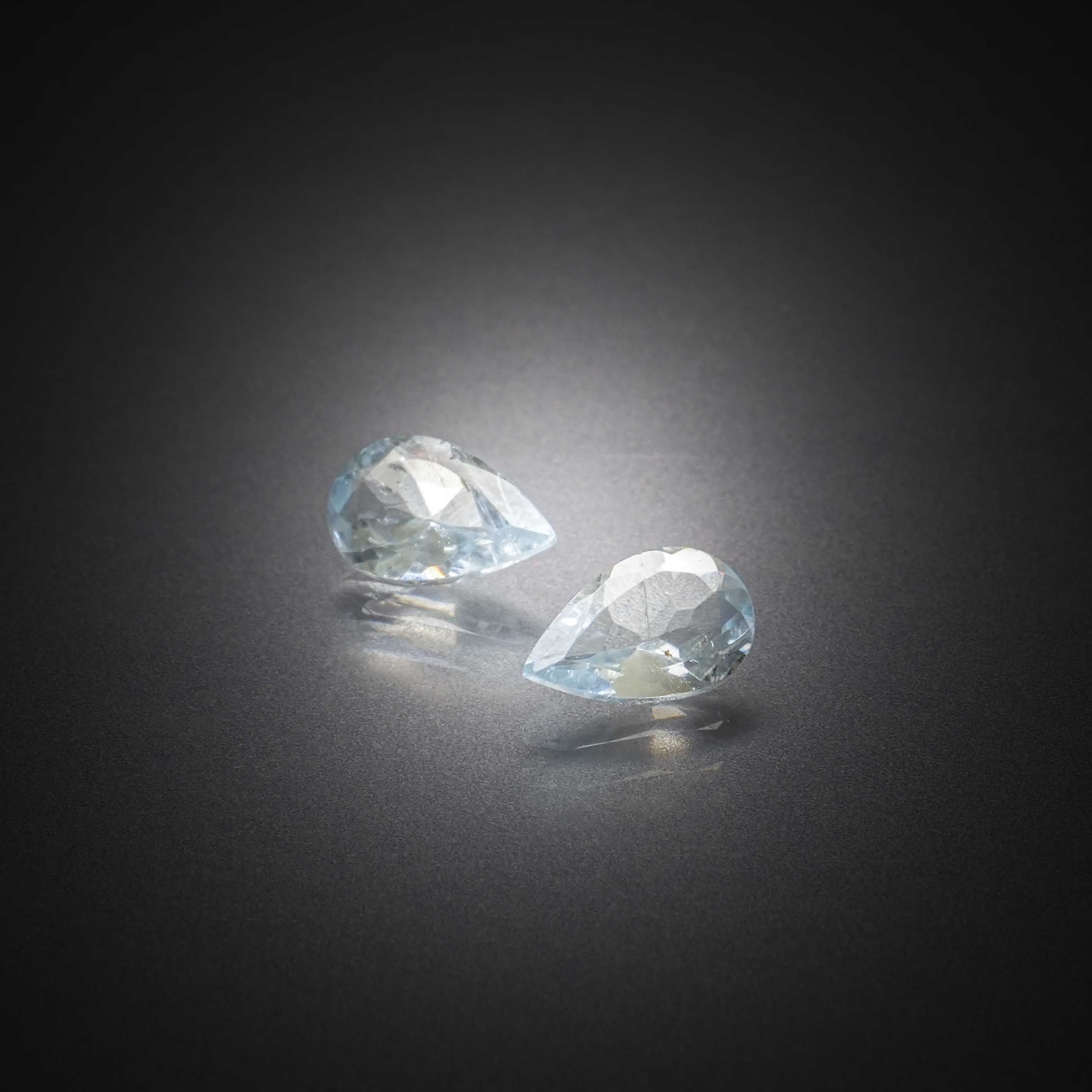 Lot de zircons bleus bruts sur papier. - Lazuli