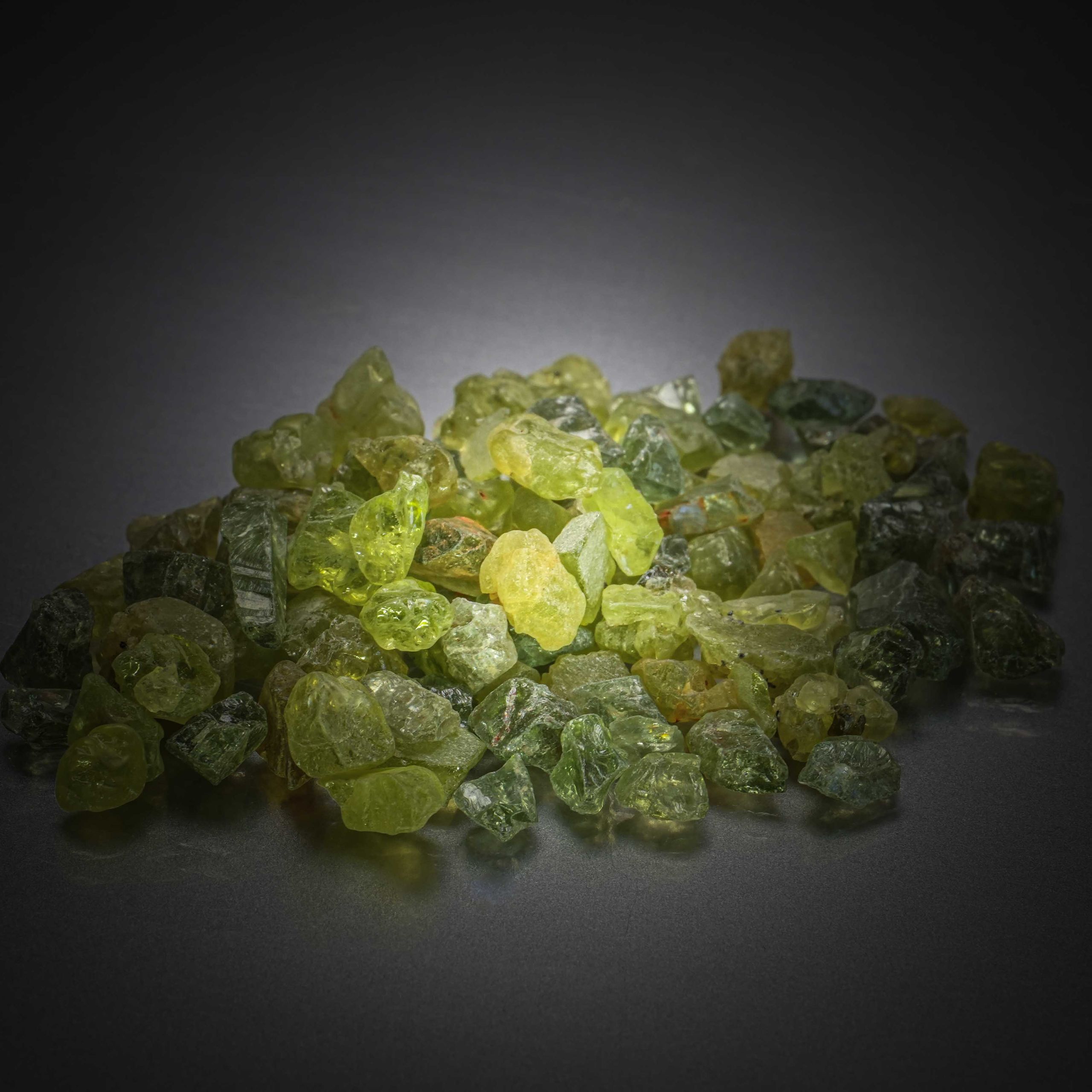 Grenat tsavorite ovale sur papier. - Lazuli