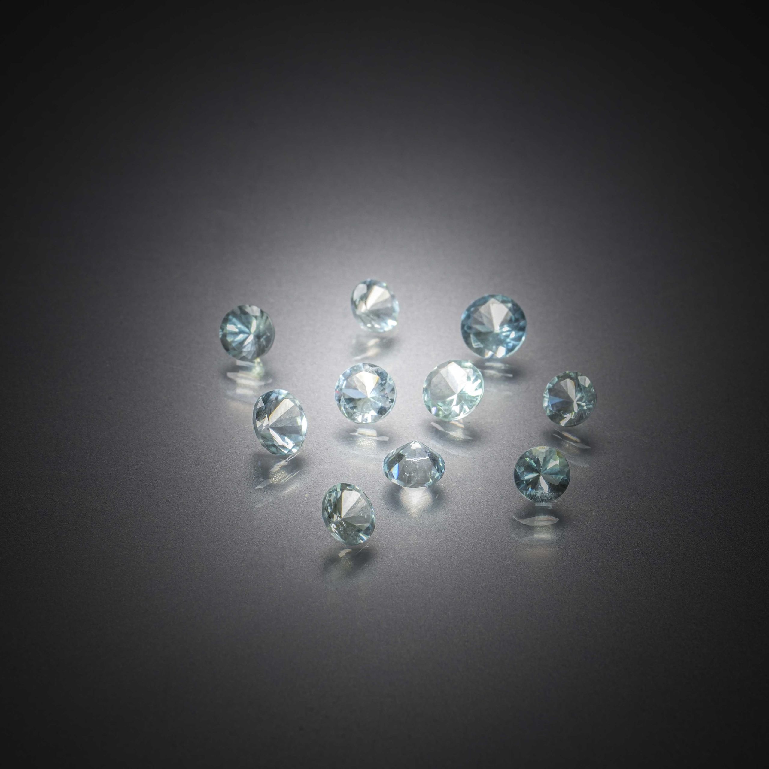 Calcedoine bleue navette sur papier. - Lazuli