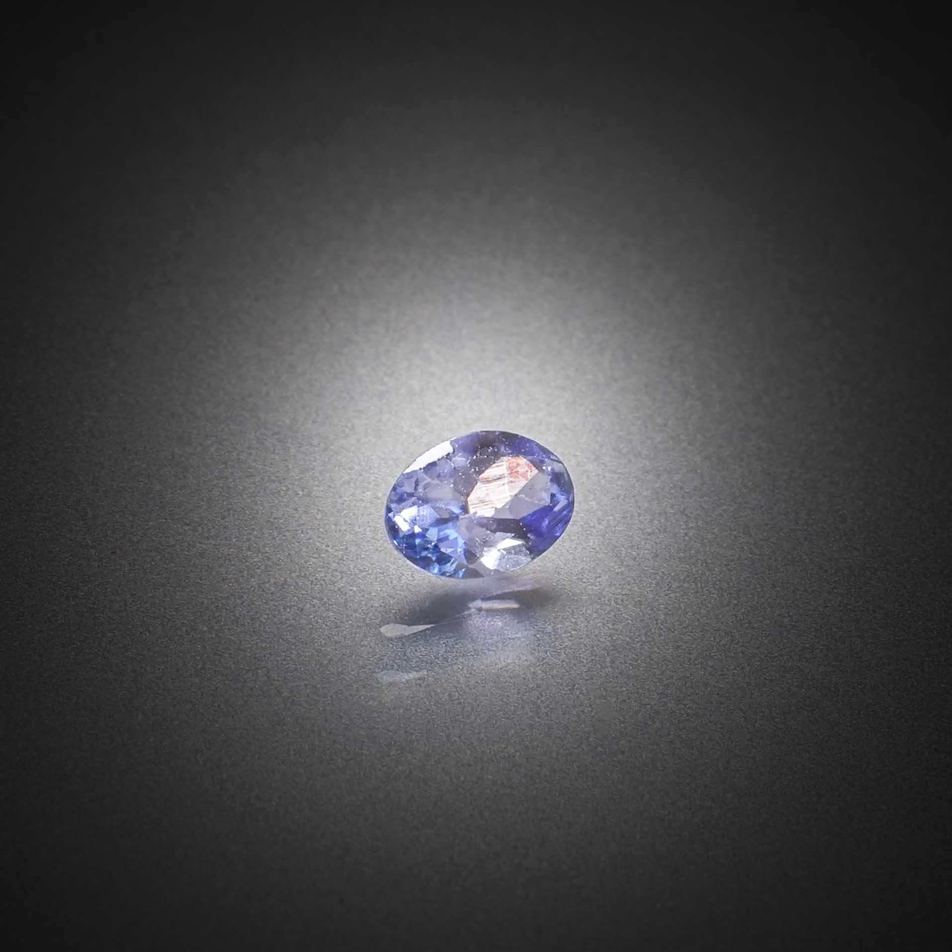 Boule de quartz oeil de taureau sur papier. - Lazuli