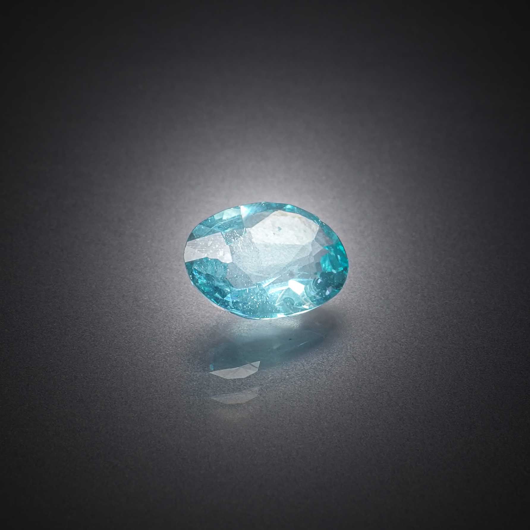 Topaze bleue ovale sur papier. - Lazuli
