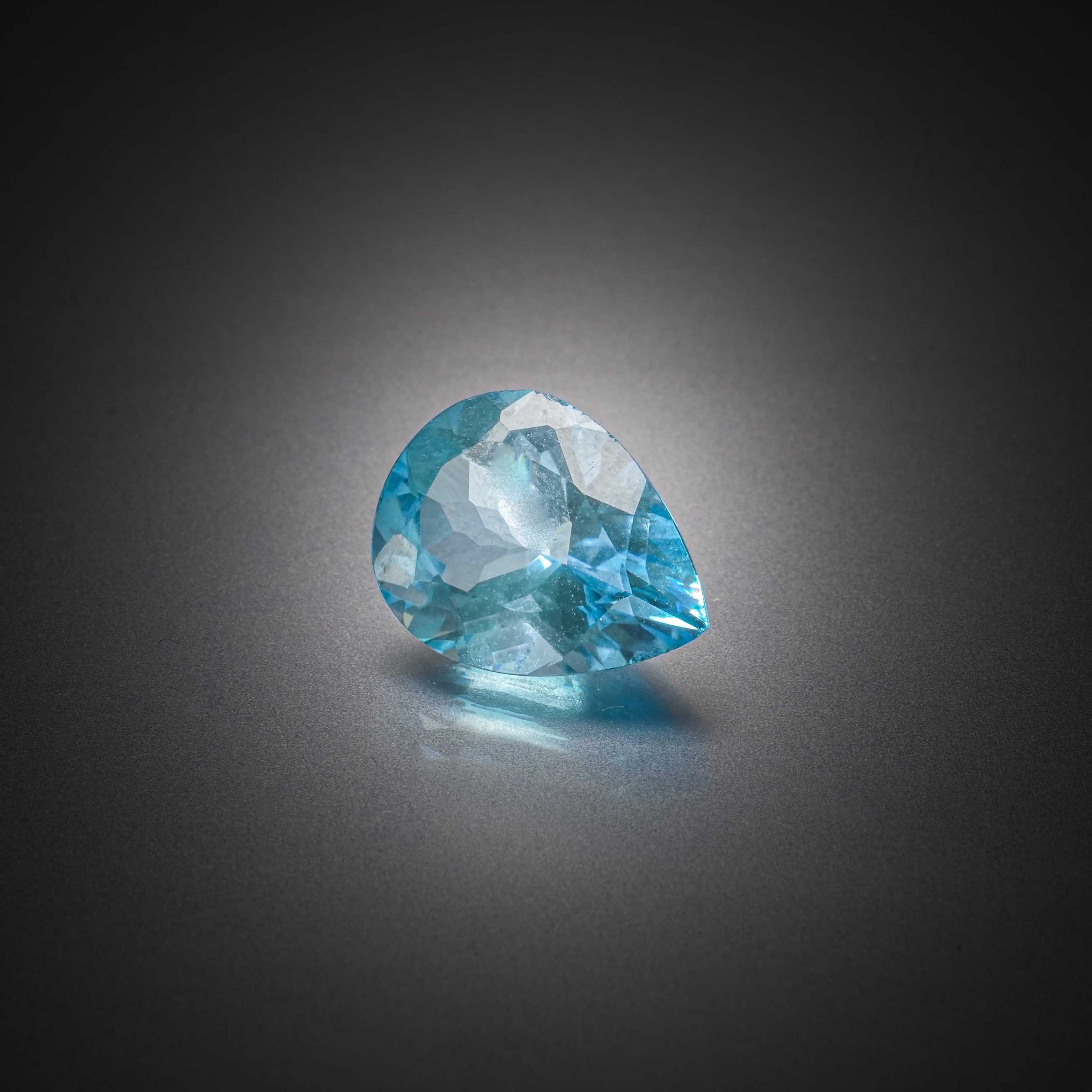 Spinelle rose ovale sur papier. - Lazuli