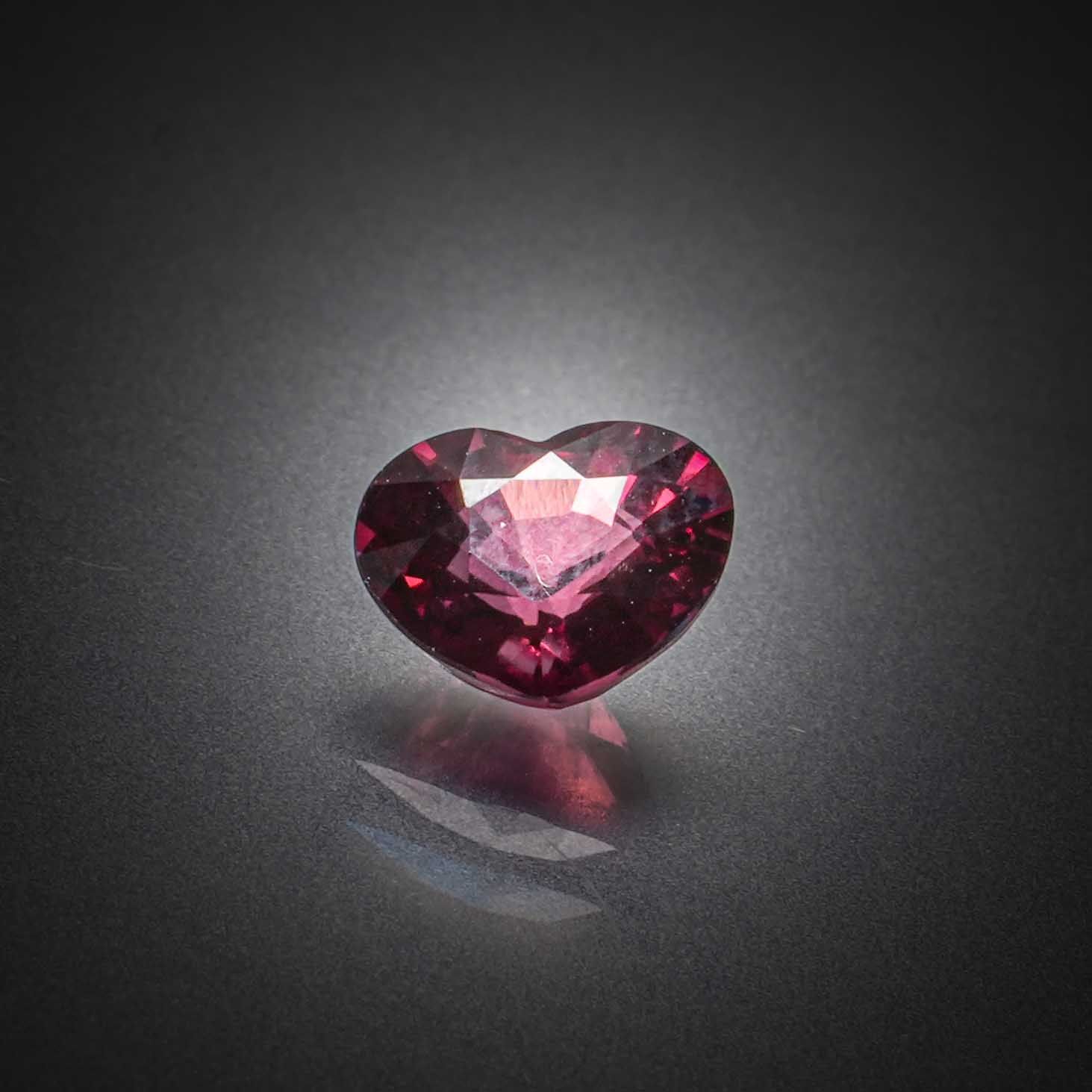 Lot de quatre diamants ronds sur papier. - Lazuli