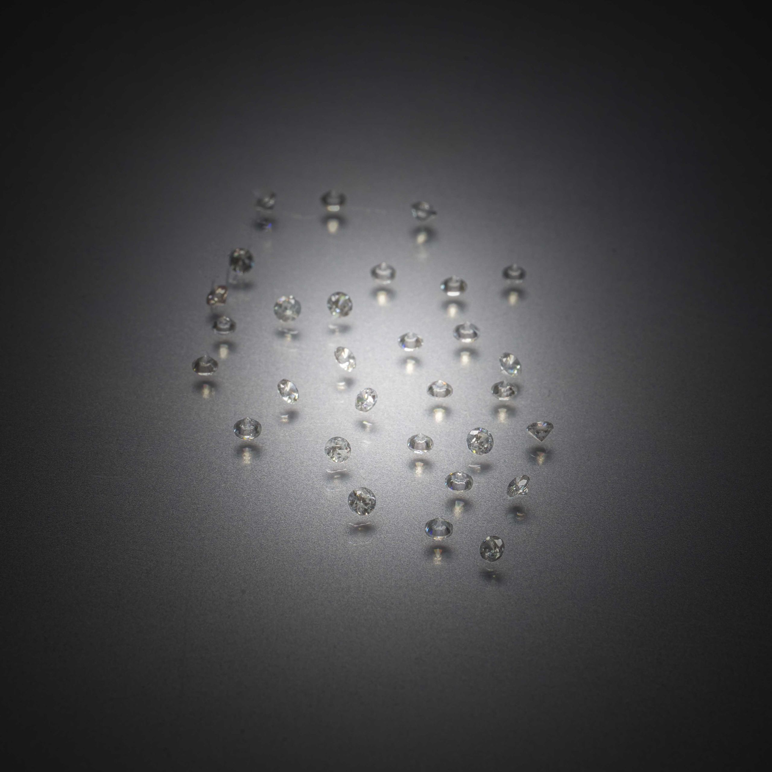 Lot de rubis bruts sur papier. - Lazuli