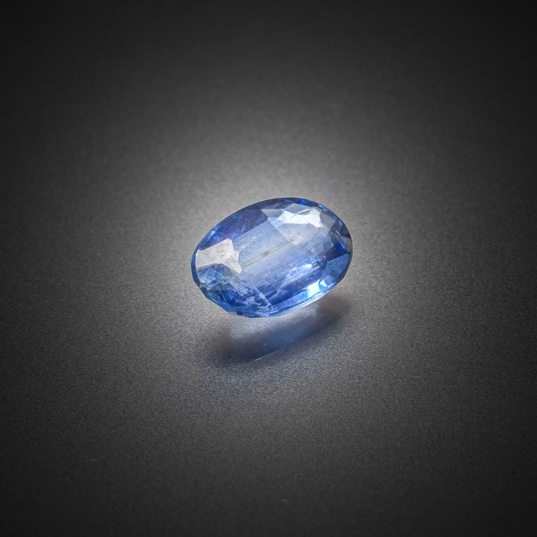 Lot de trois zircons roses ovales sur papier. - Lazuli