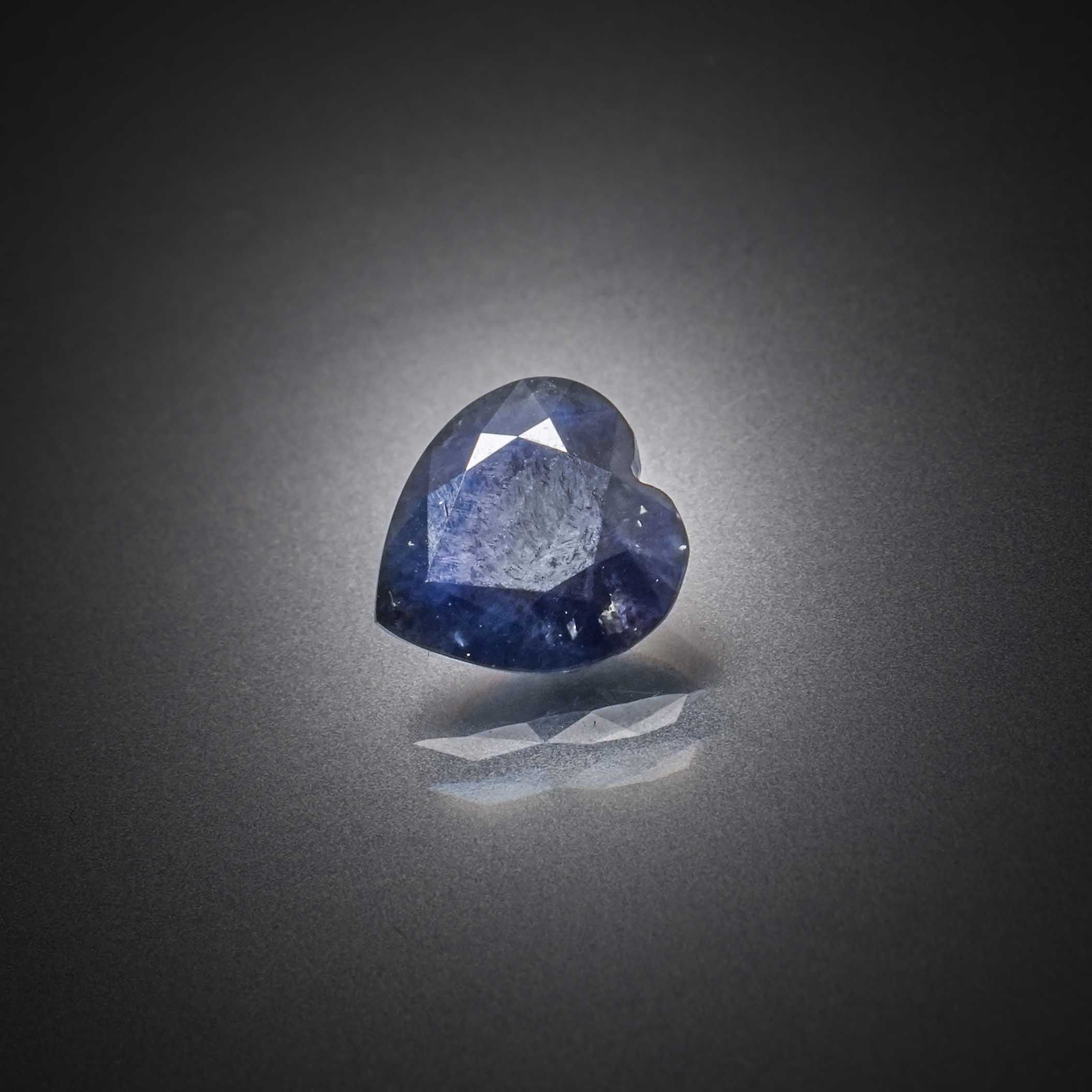 Saphir coeur sur papier. - Lazuli