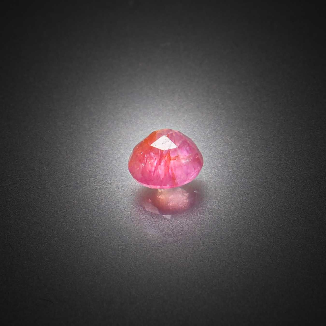 Topaze impériale poire sur papier. - Lazuli
