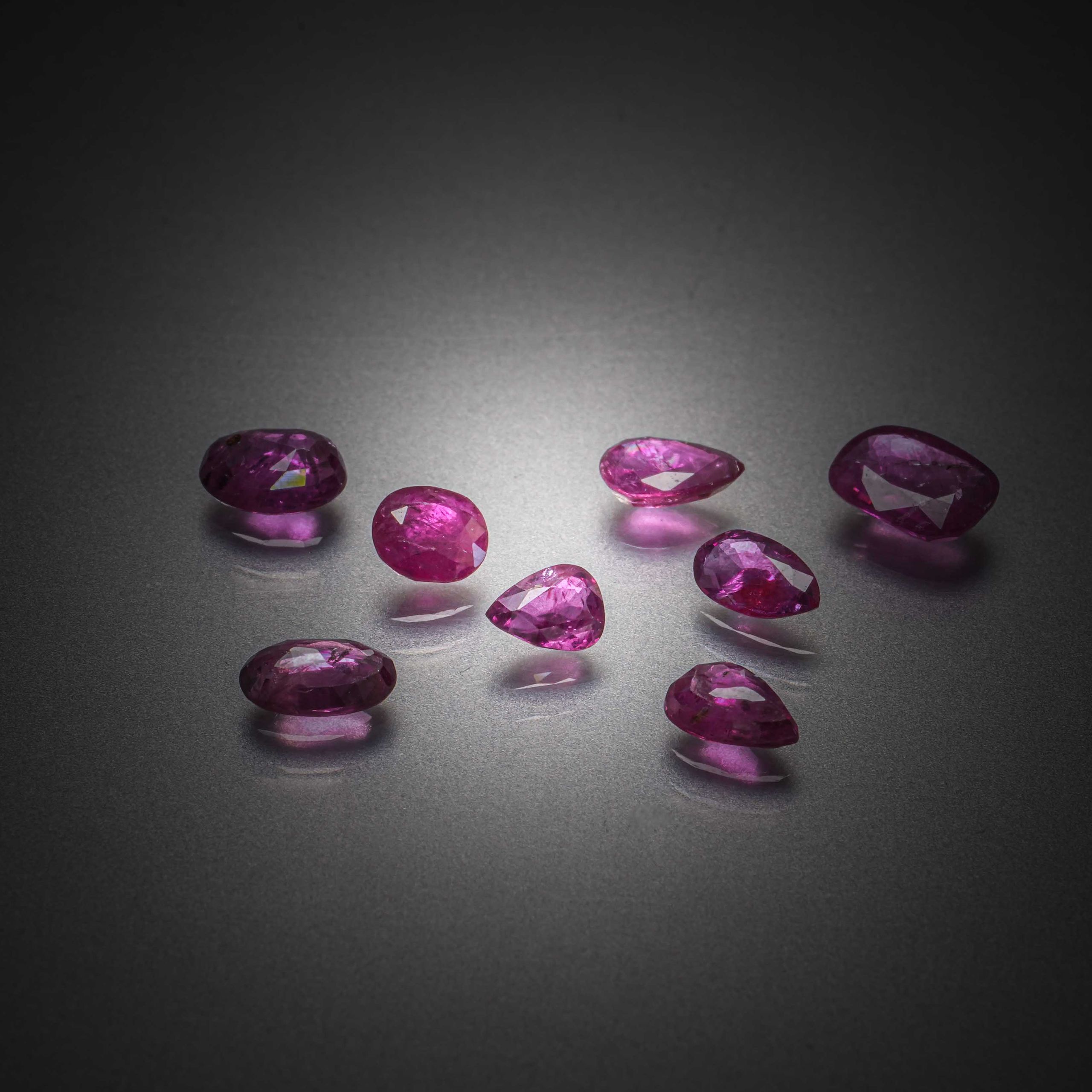 Lot de grenats cabochons sur papier. - Lazuli