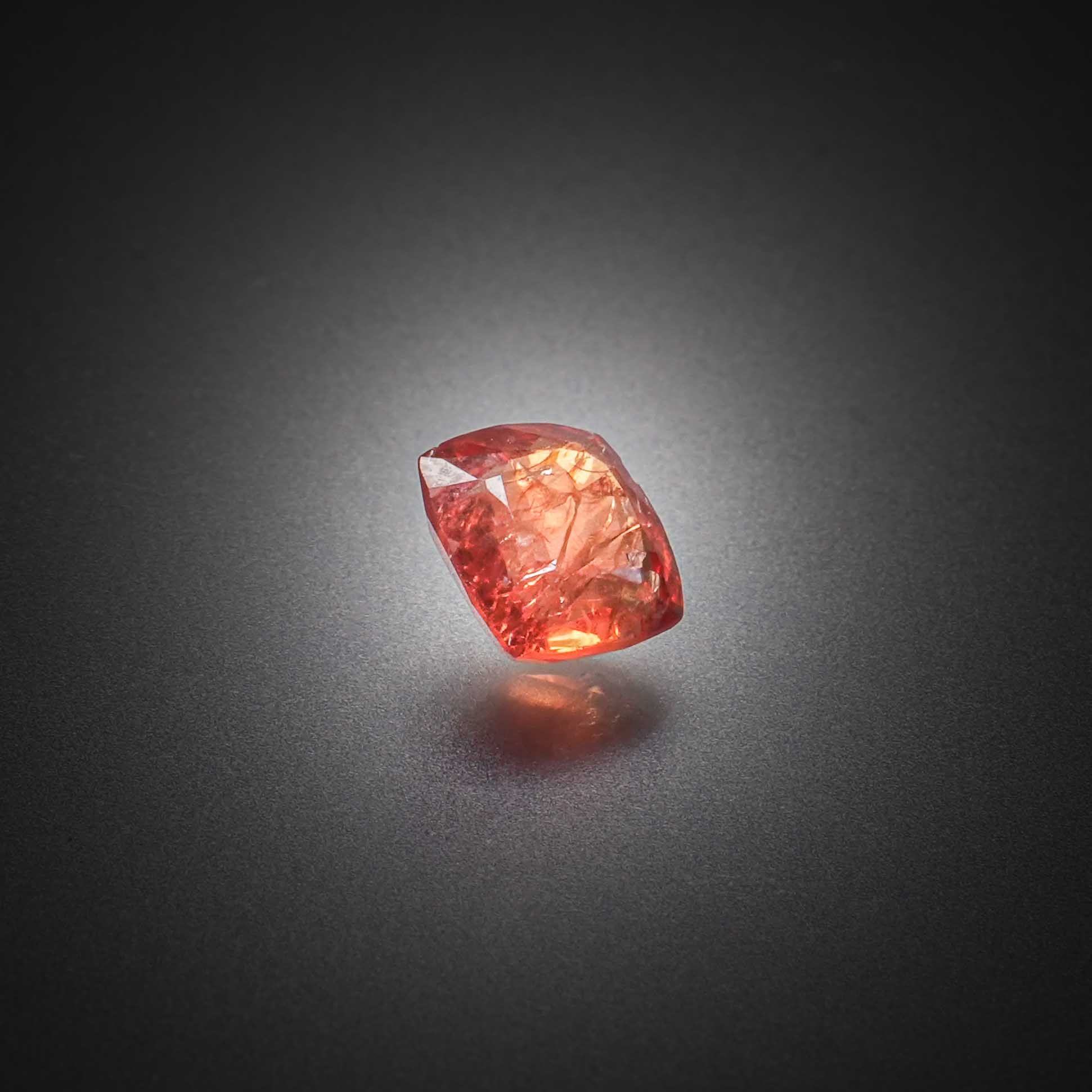 Topaze impériale poire sur papier. - Lazuli
