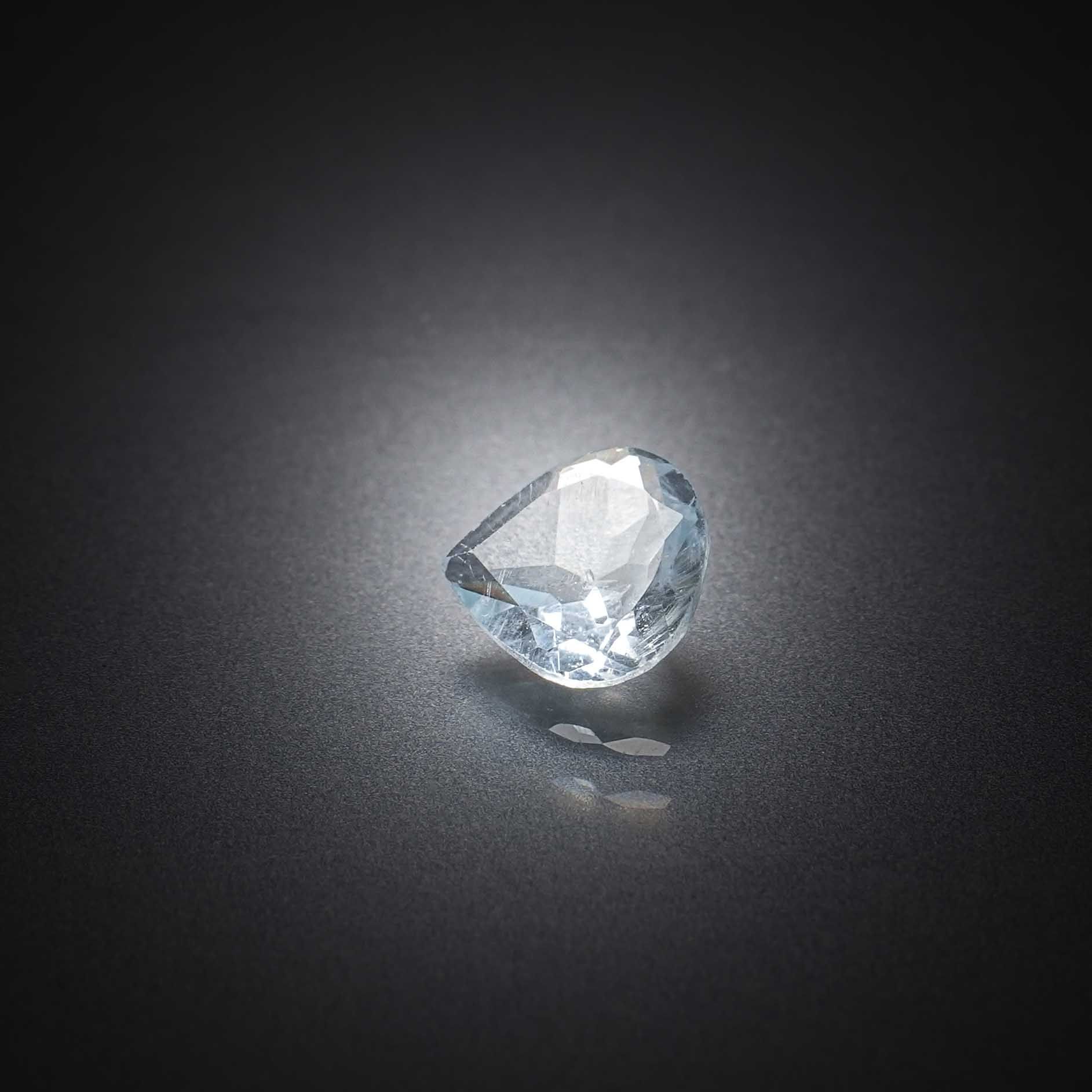 Tourmaline rose ovale sur papier. - Lazuli