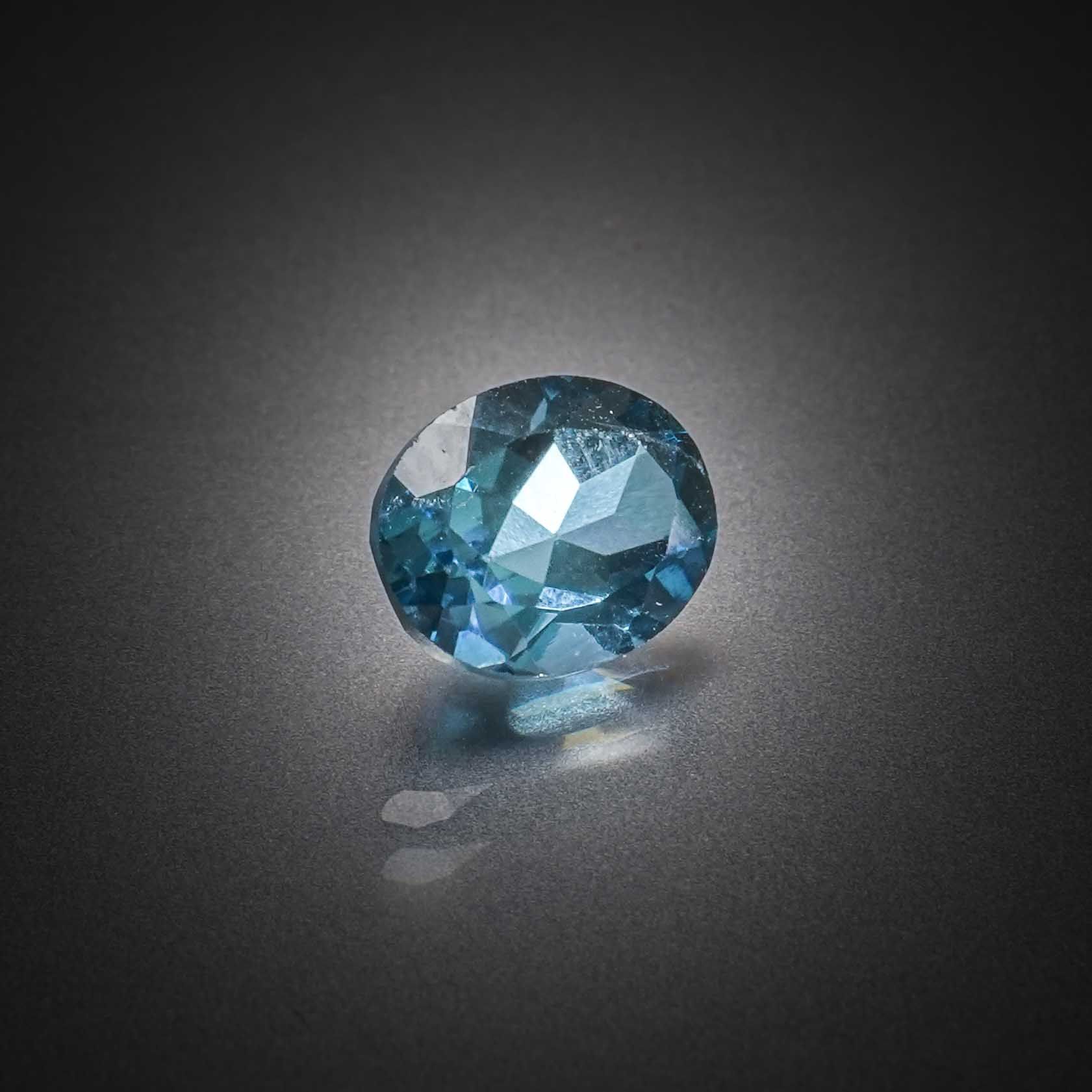 Tanzanite ovale sur papier. - Lazuli