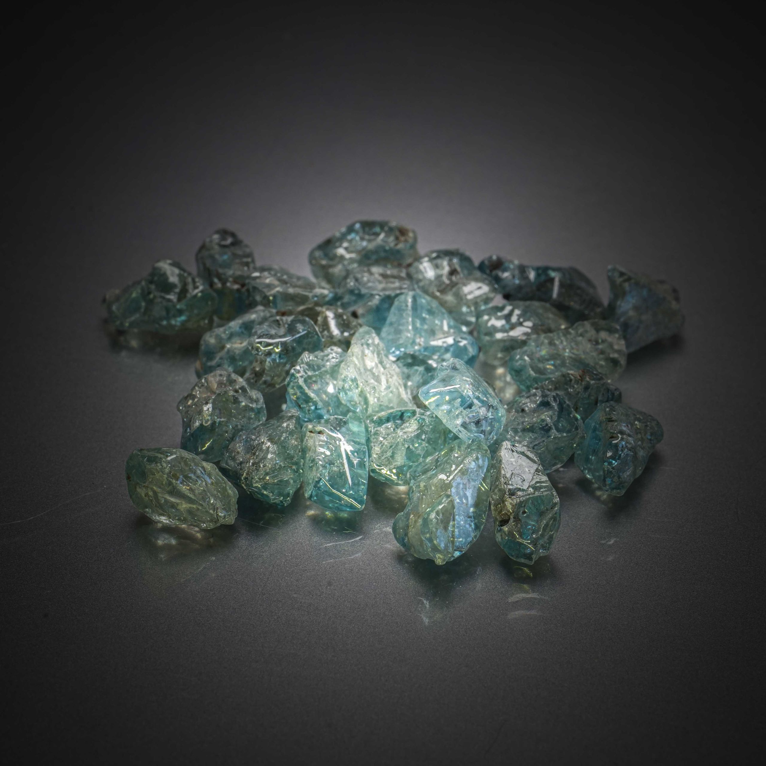 Lot d&rsquo;émeraudes brutes sur papier. - Lazuli