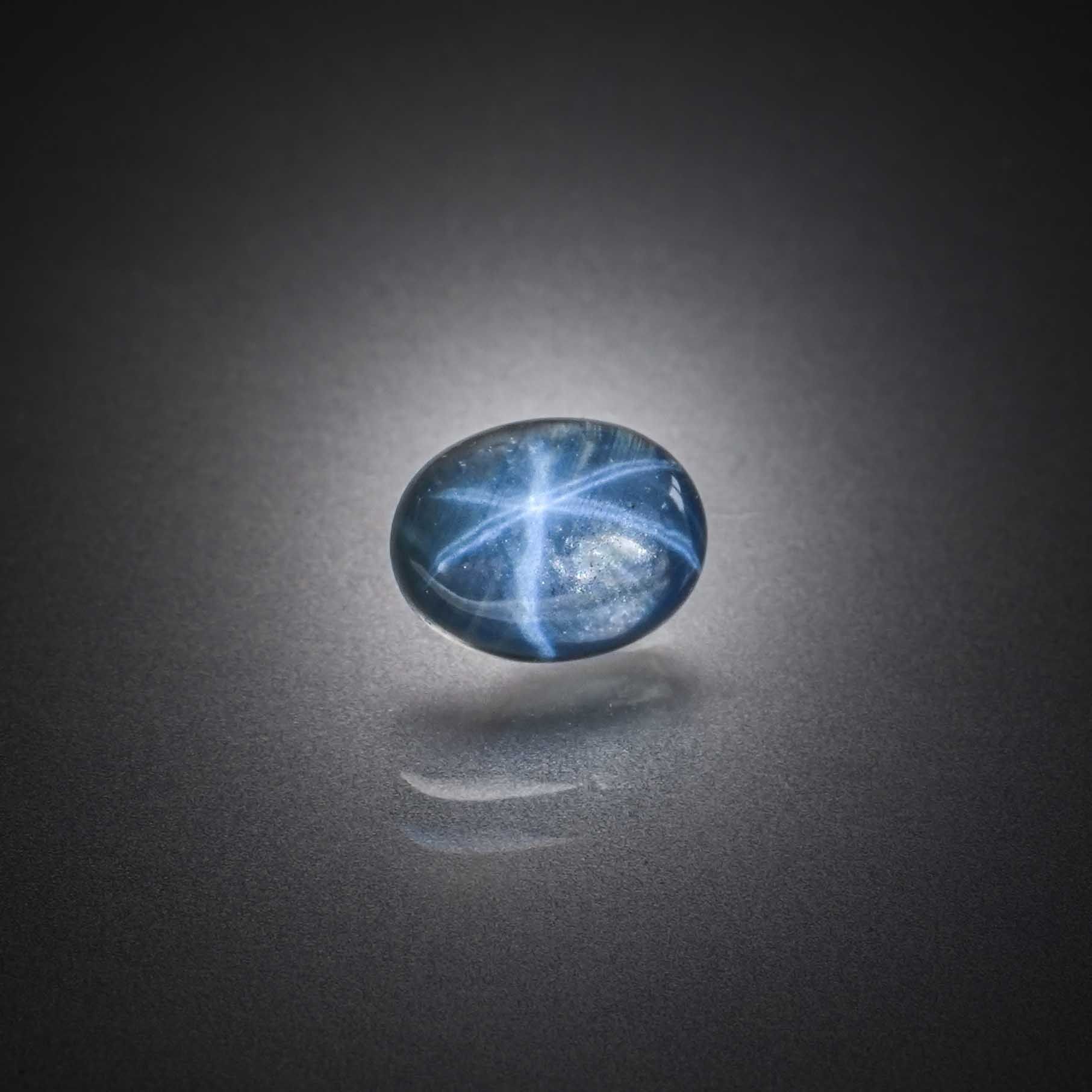 Zircon bleu ovale sur papier. - Lazuli