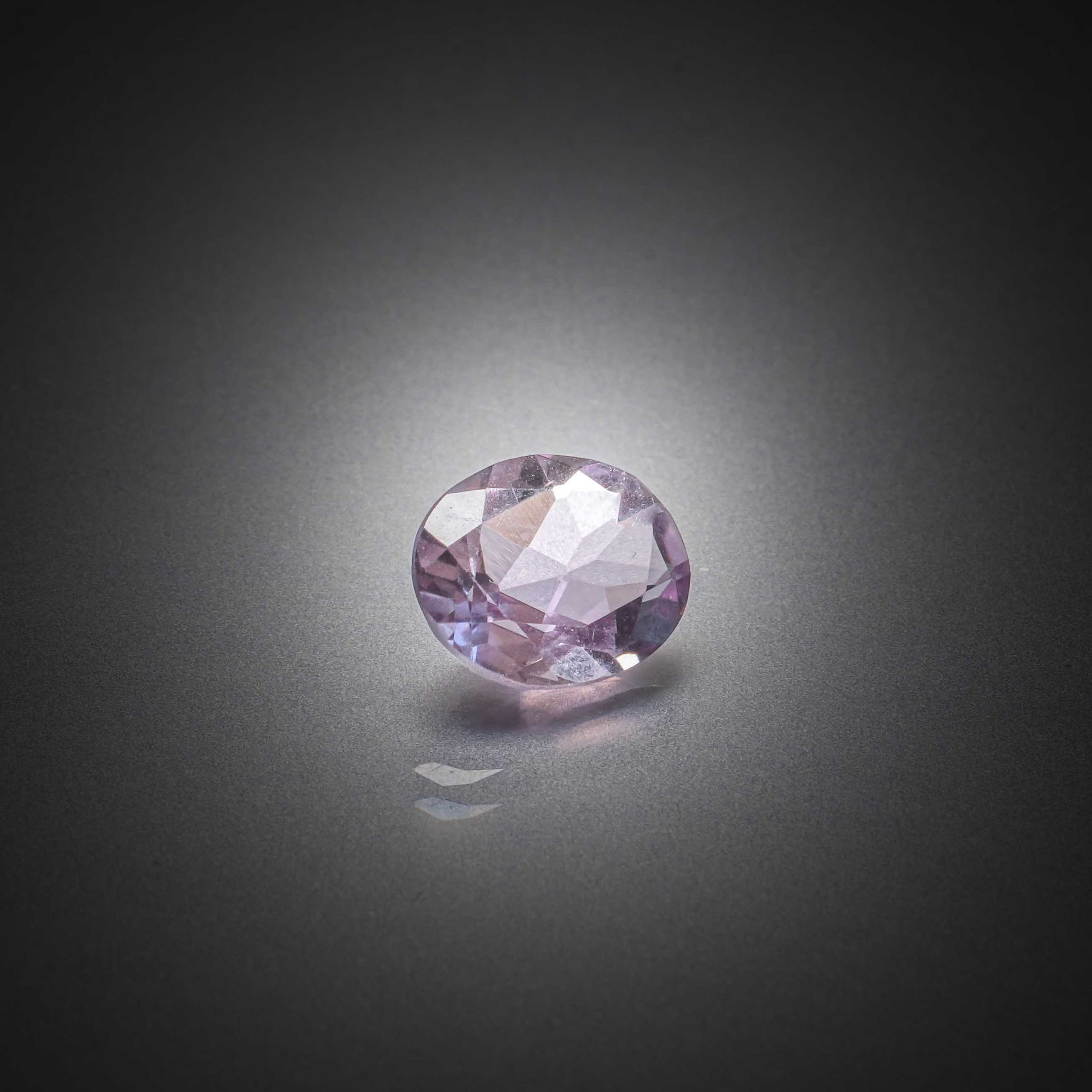 Grenat rhodolite ovale sur papier. - Lazuli