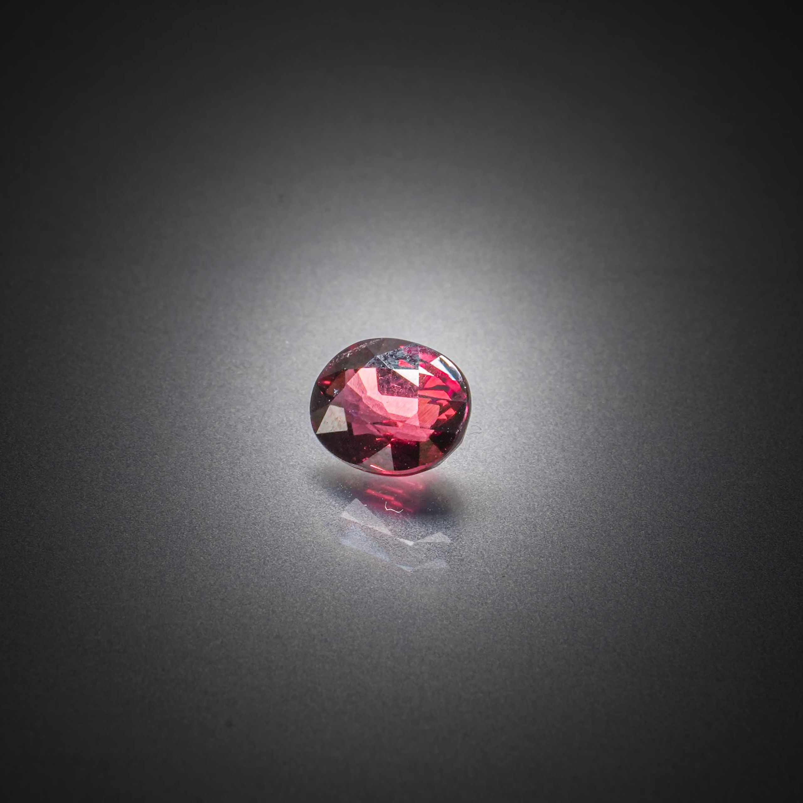 Améthyste ovale facetté sur papier. - Lazuli