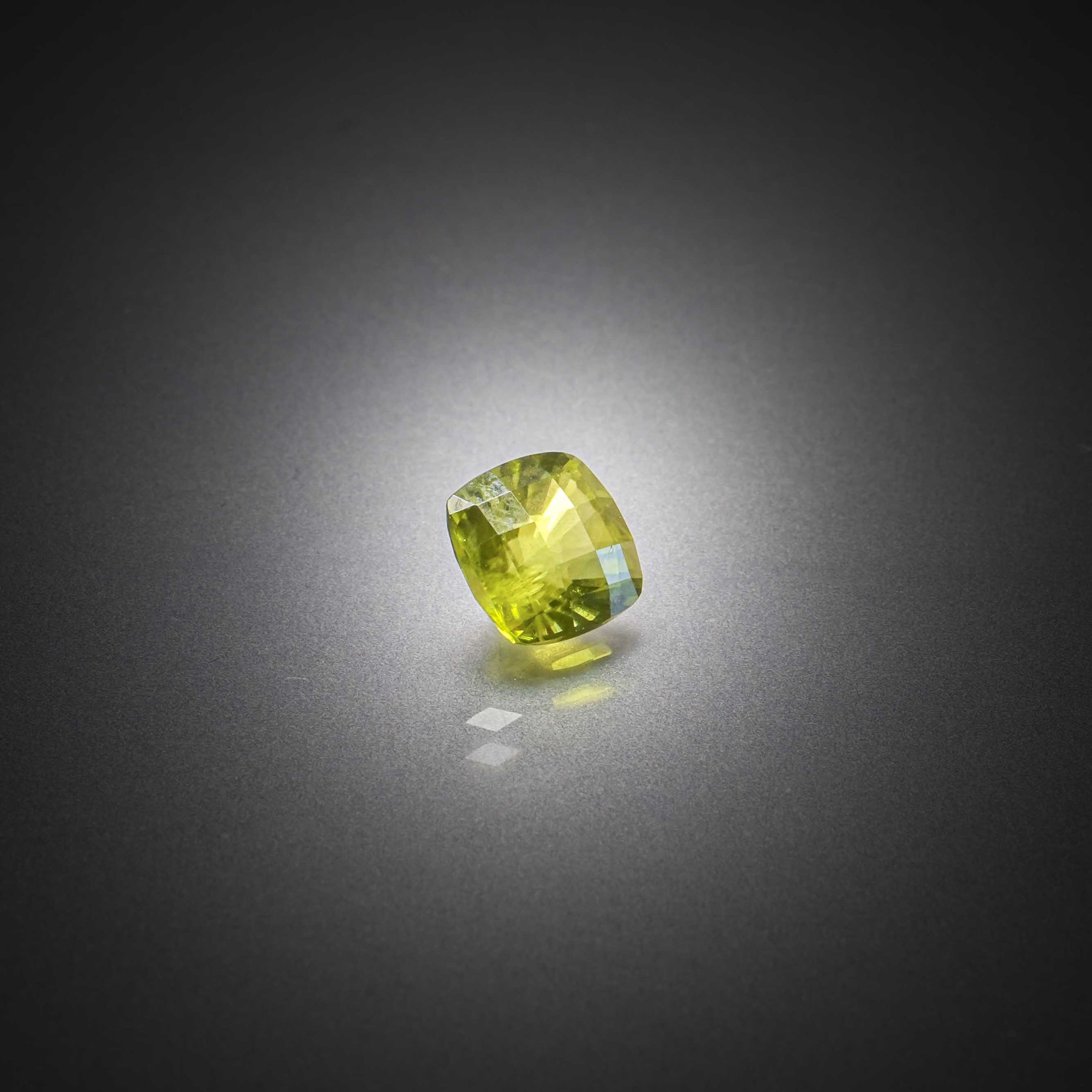 Calcédoine orange ovale sur papier. - Lazuli