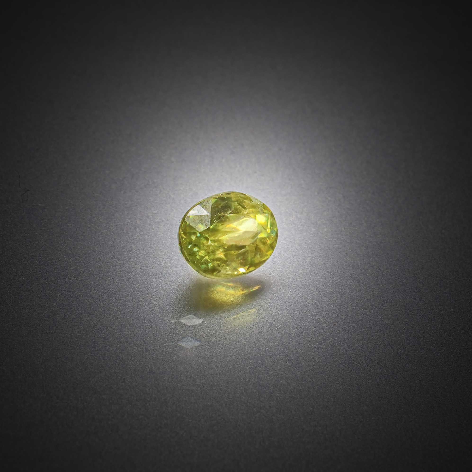 Lot de péridots bruts sur papier. - Lazuli