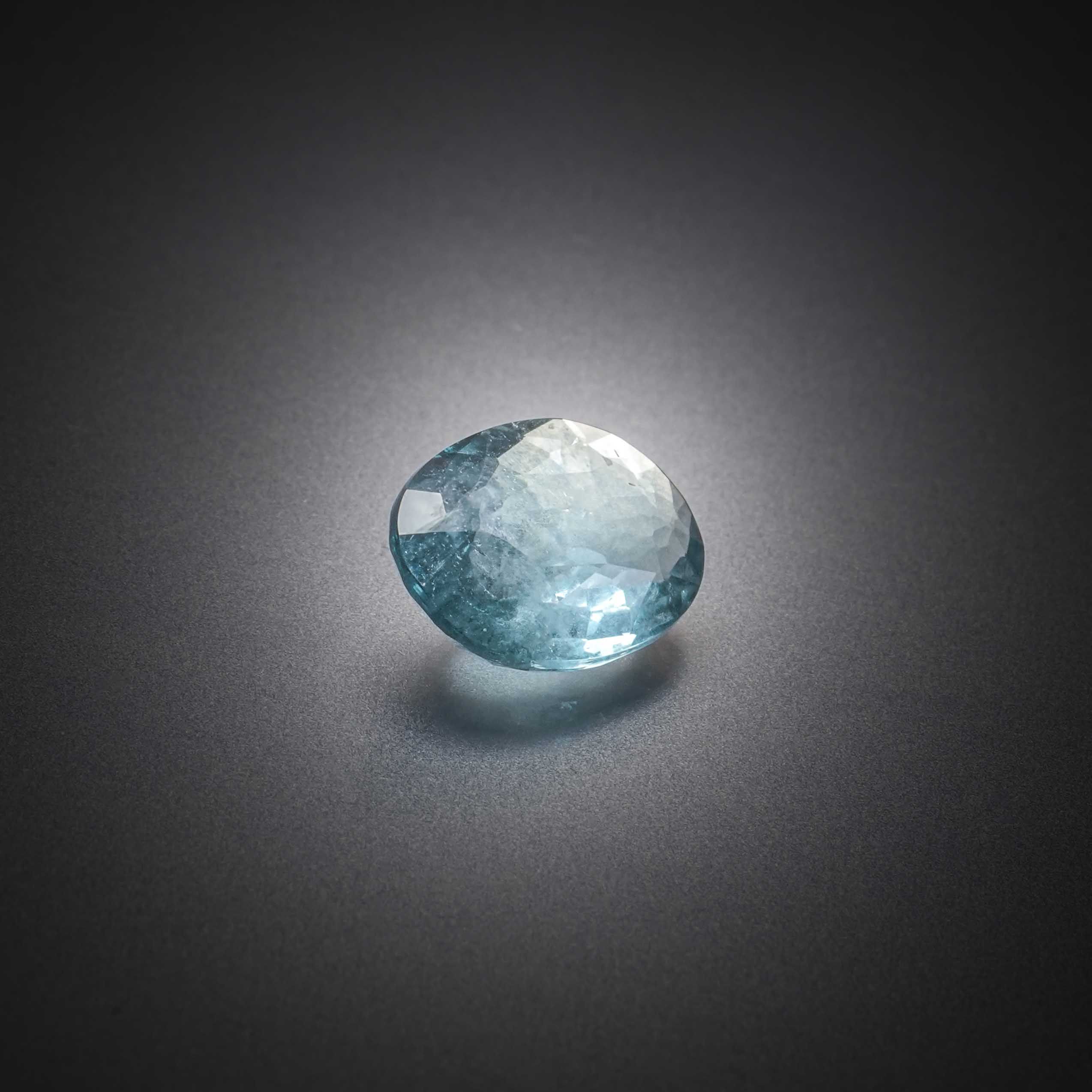 Péridot ovale sur papier. - Lazuli