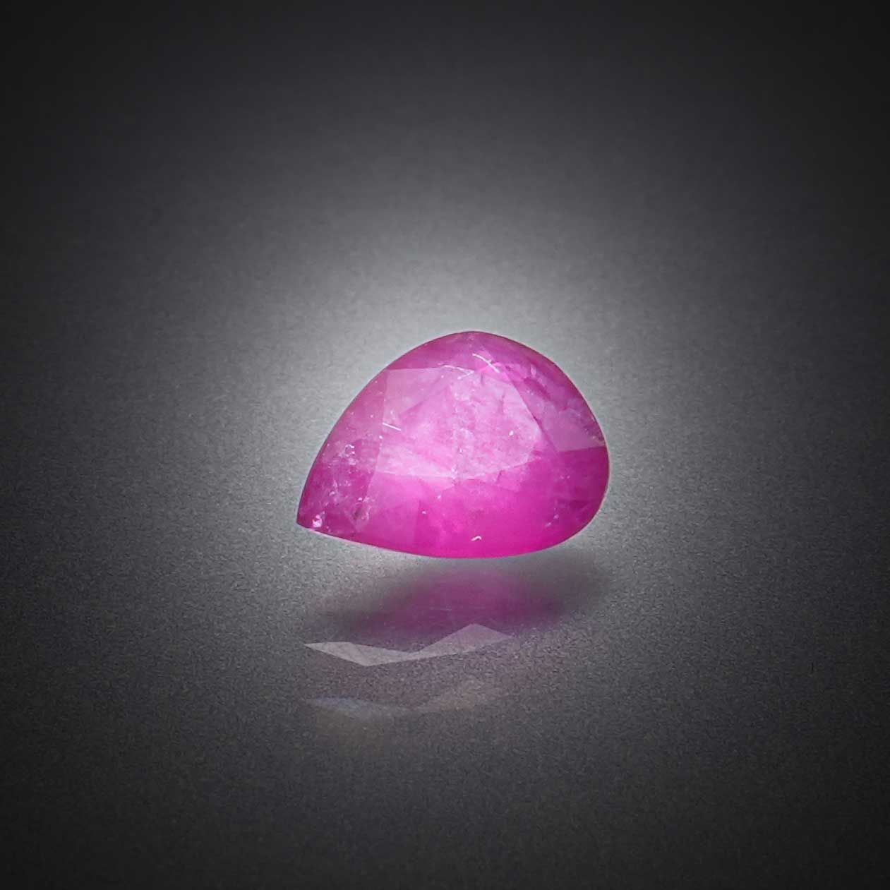 Rubis poire sur papier. - Lazuli