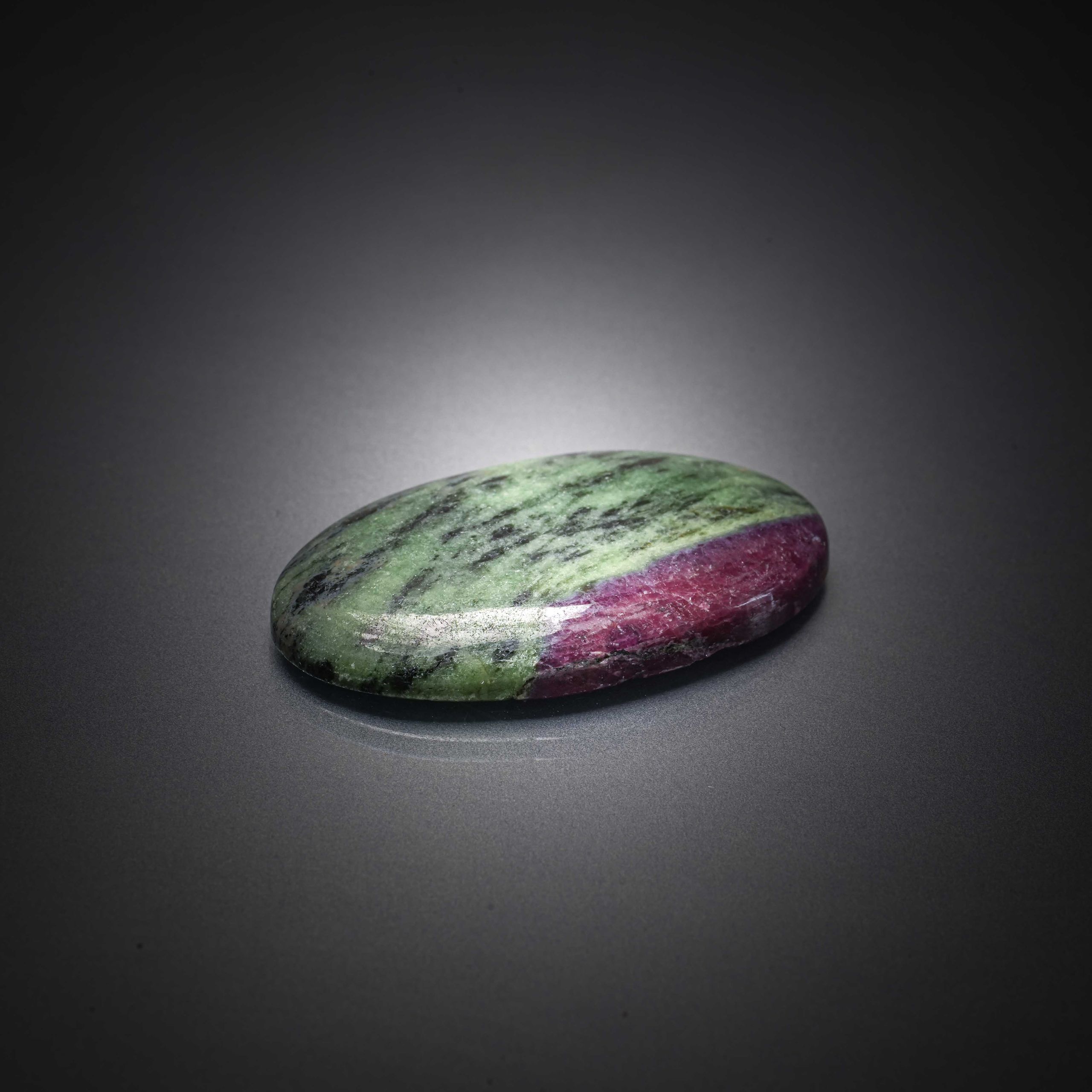 Rhodonite goutte cabochon sur papier. - Lazuli