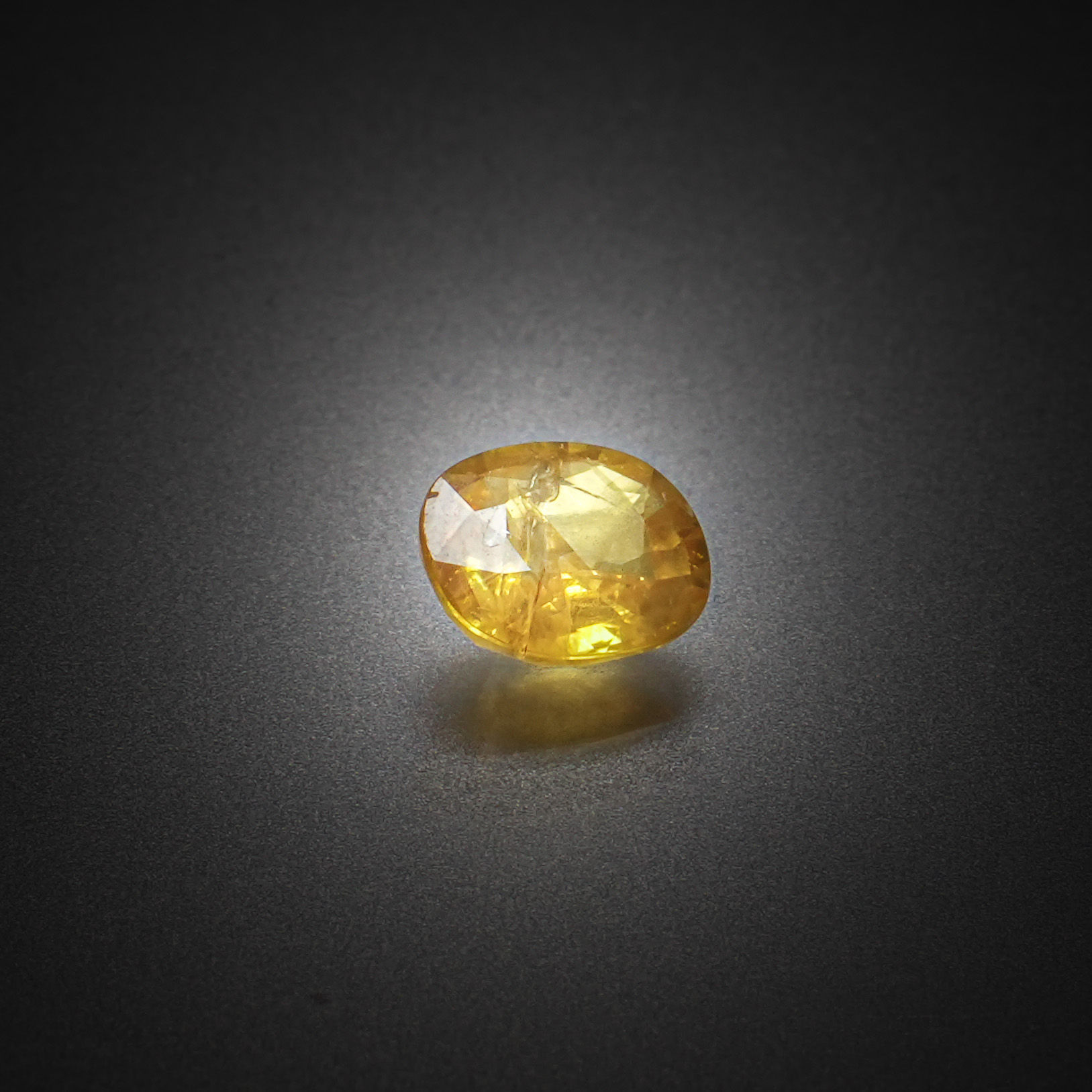 Iolite ovale sur papier. - Lazuli