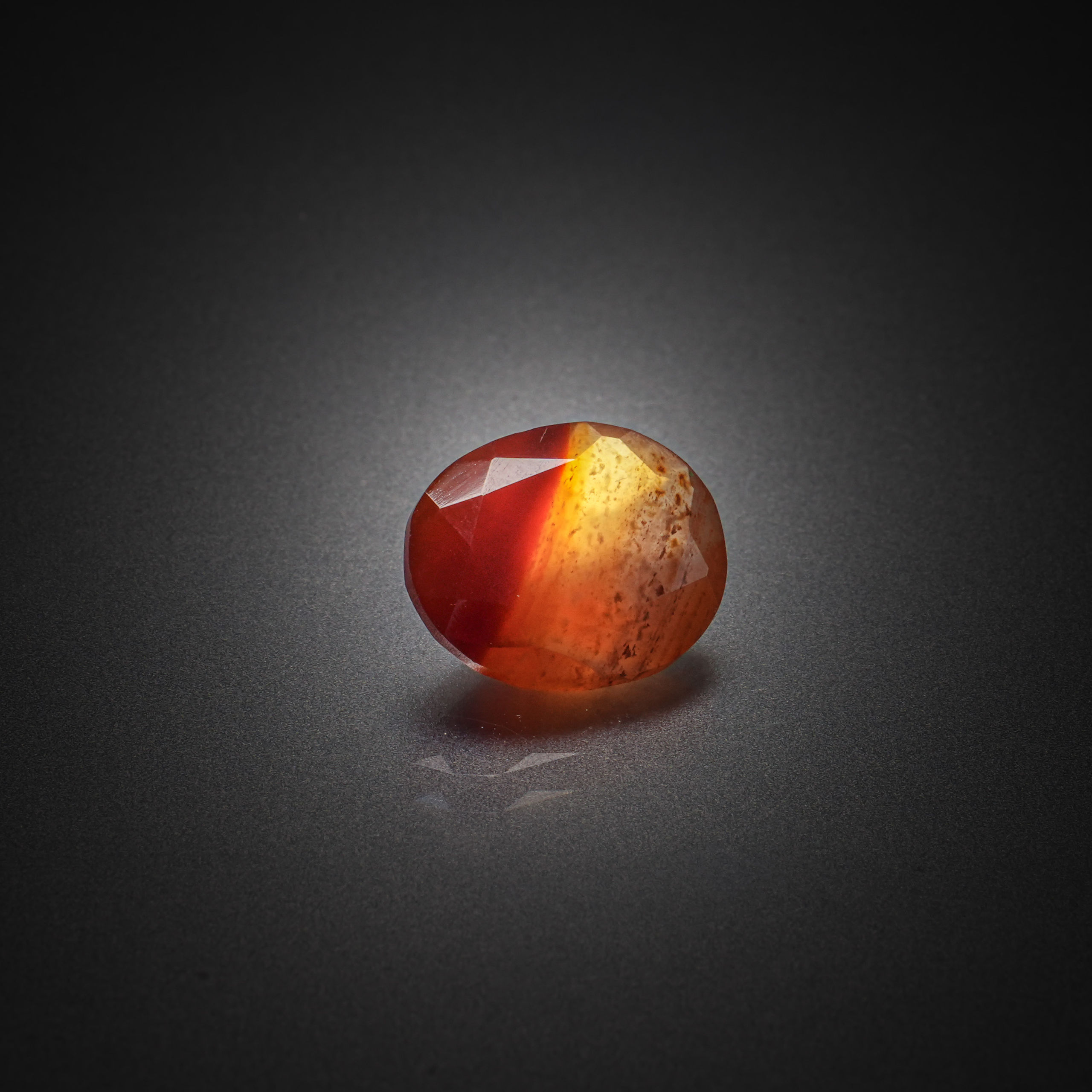 Calcite ovale cabochon sur papier. - Lazuli