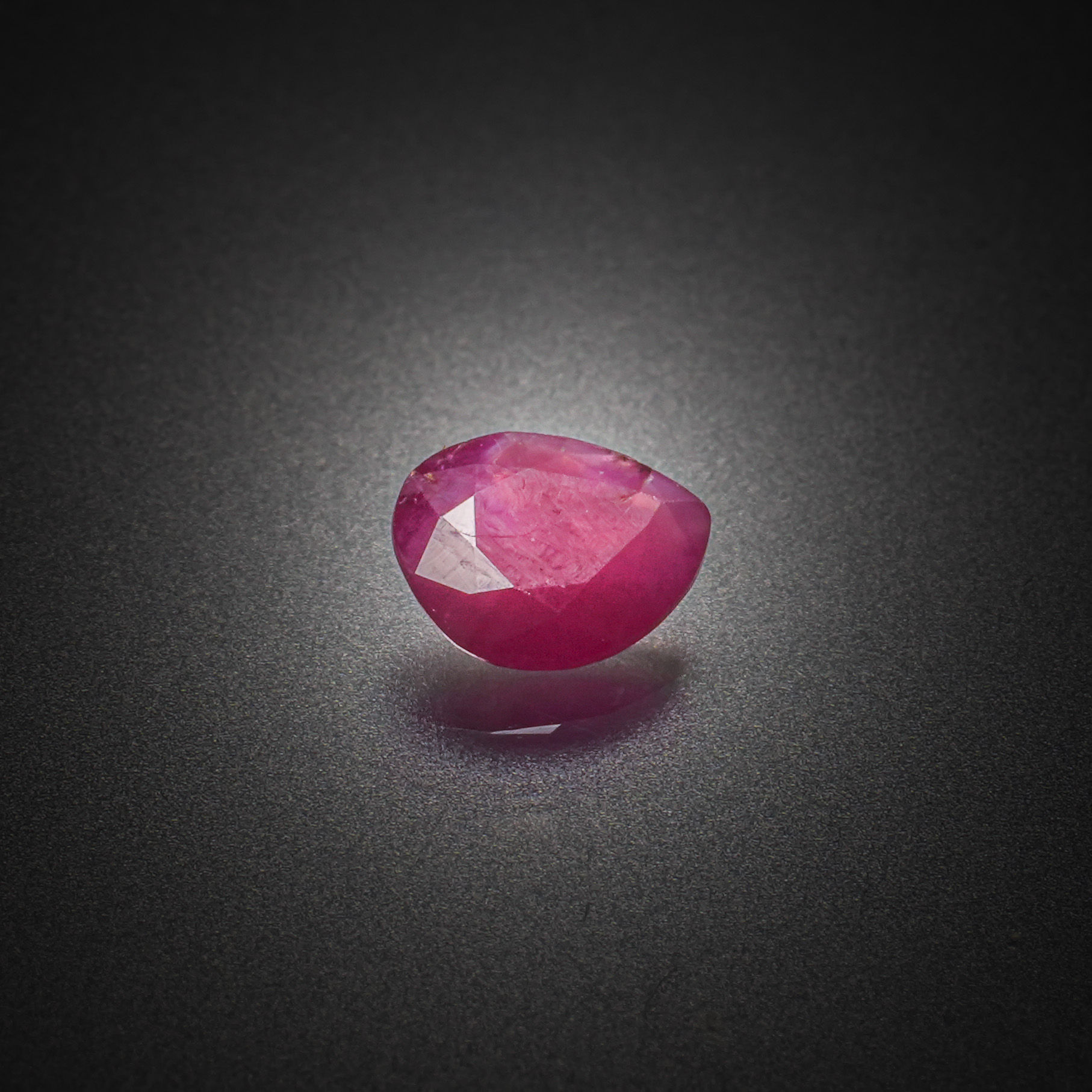 Prehnite ovale cabochon sur papier. - Lazuli