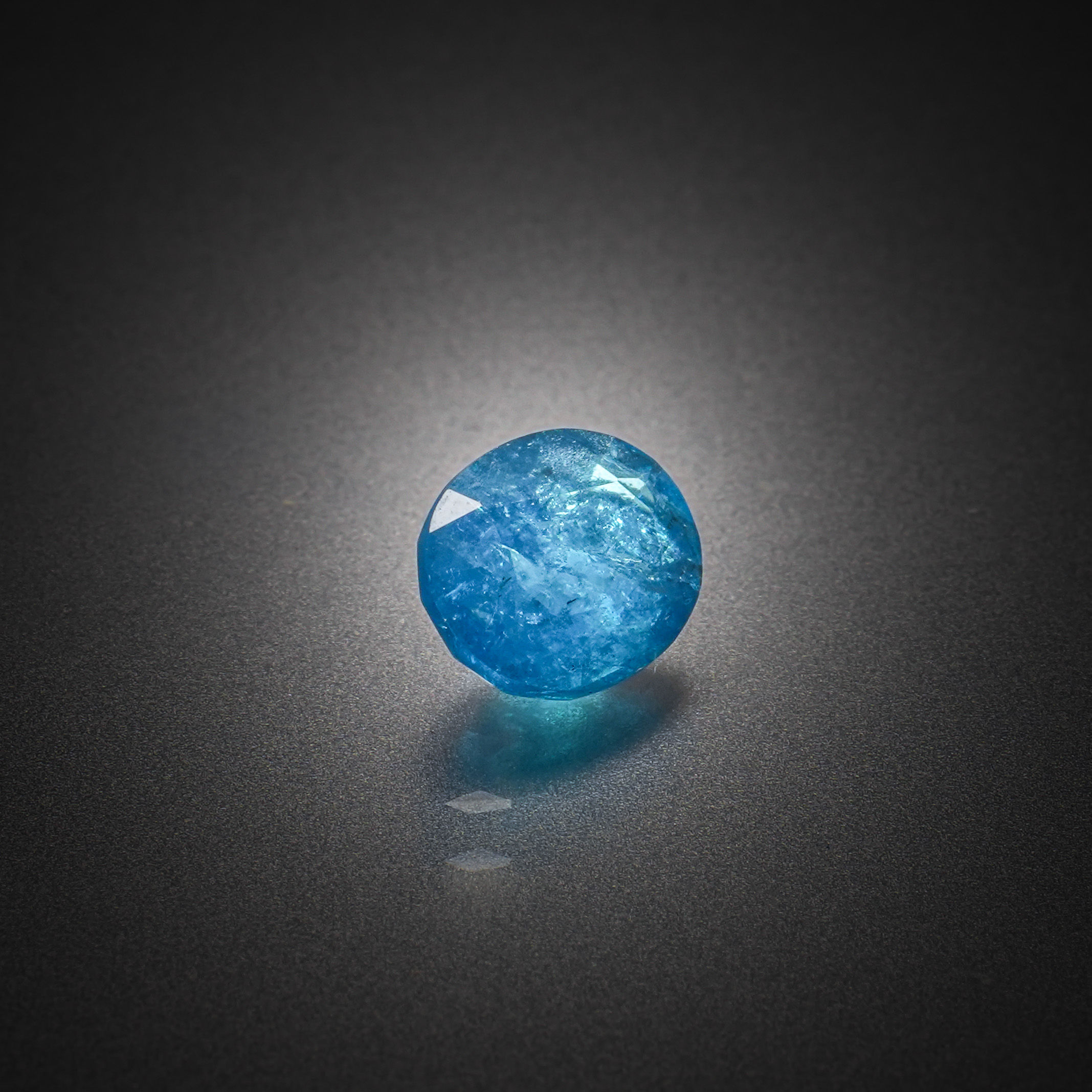 Zircon bleu ovale sur papier. - Lazuli