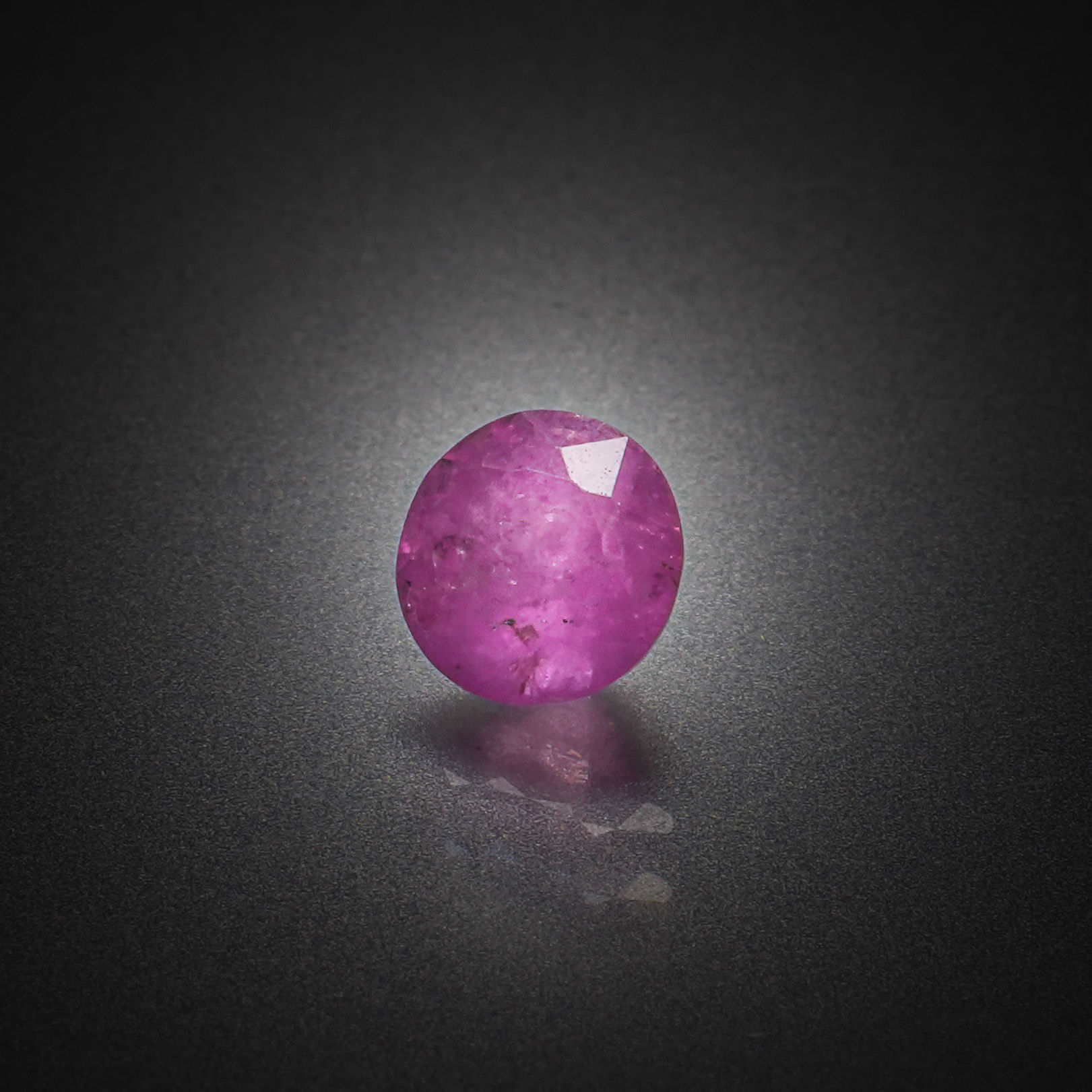 Prehnite ovale cabochon sur papier. - Lazuli