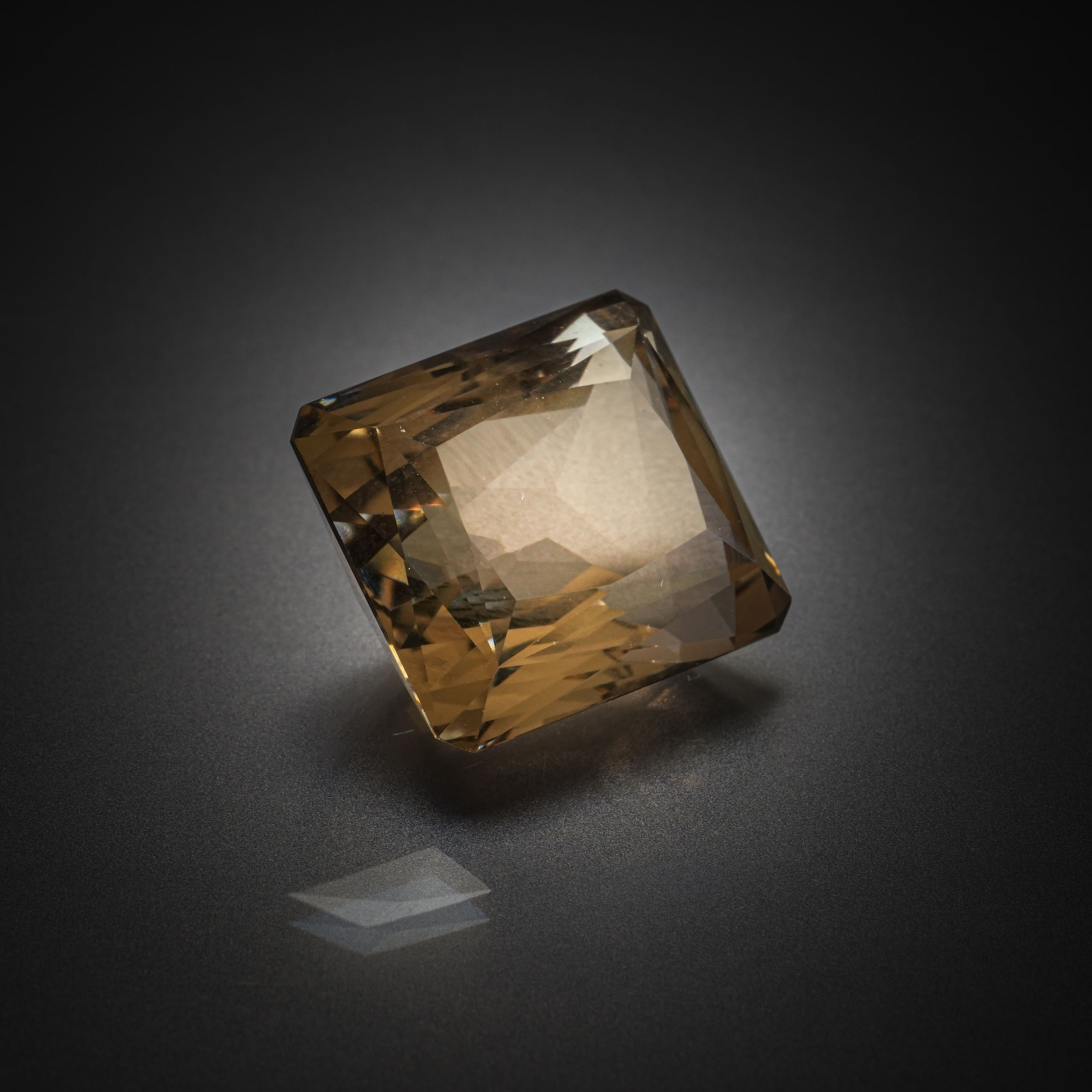 Quartz fumé rectangulaire à pans coupés sur papier. - Lazuli