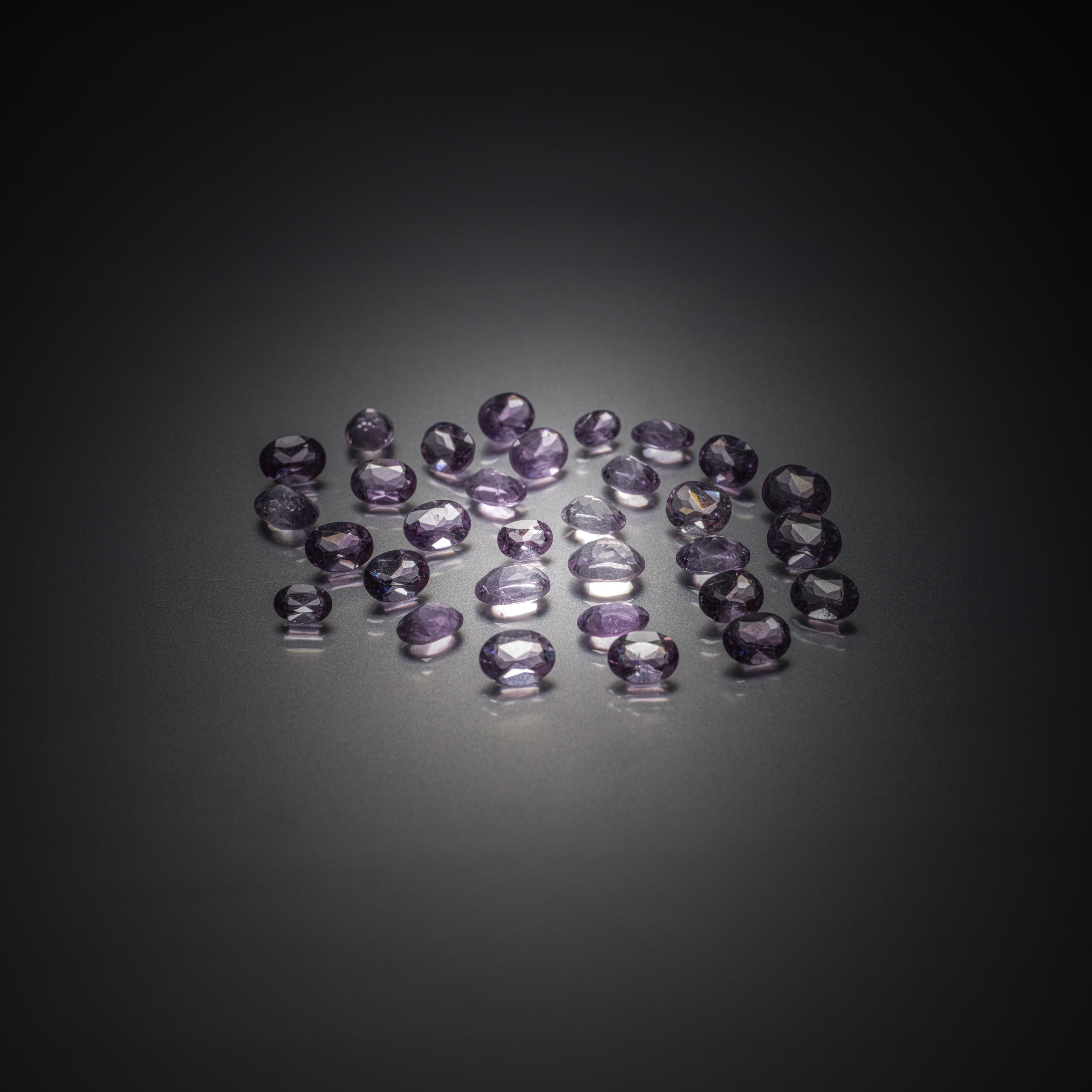 Lot de cinq diamants caramels ronds sur papier. - Lazuli