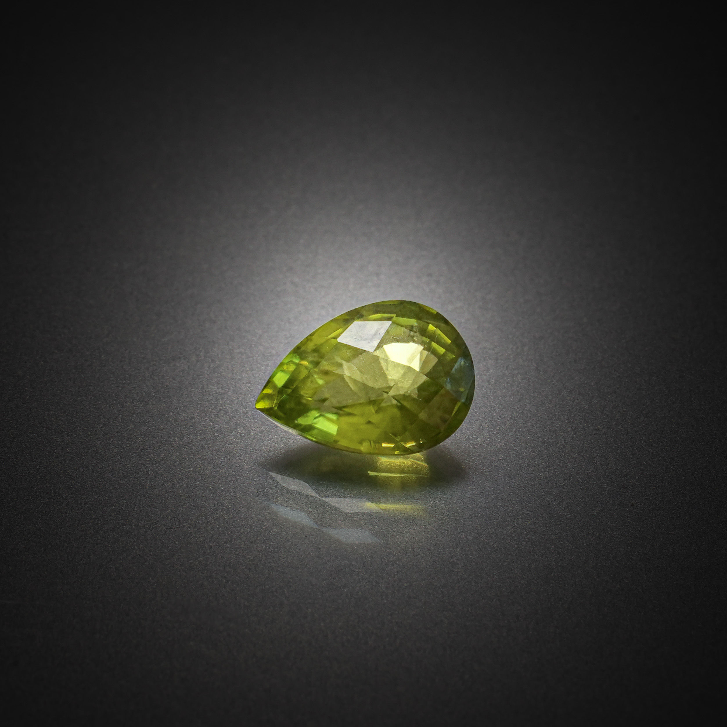 Péridot poire sur papier. - Lazuli
