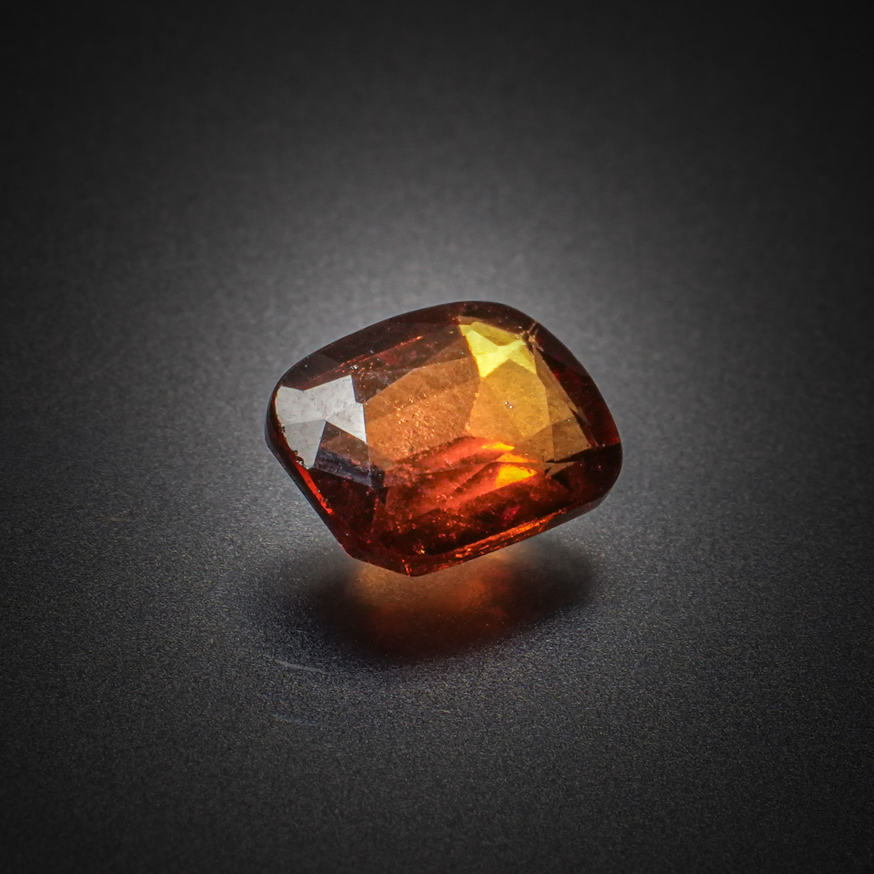 Citrine poire sur papier. - Lazuli