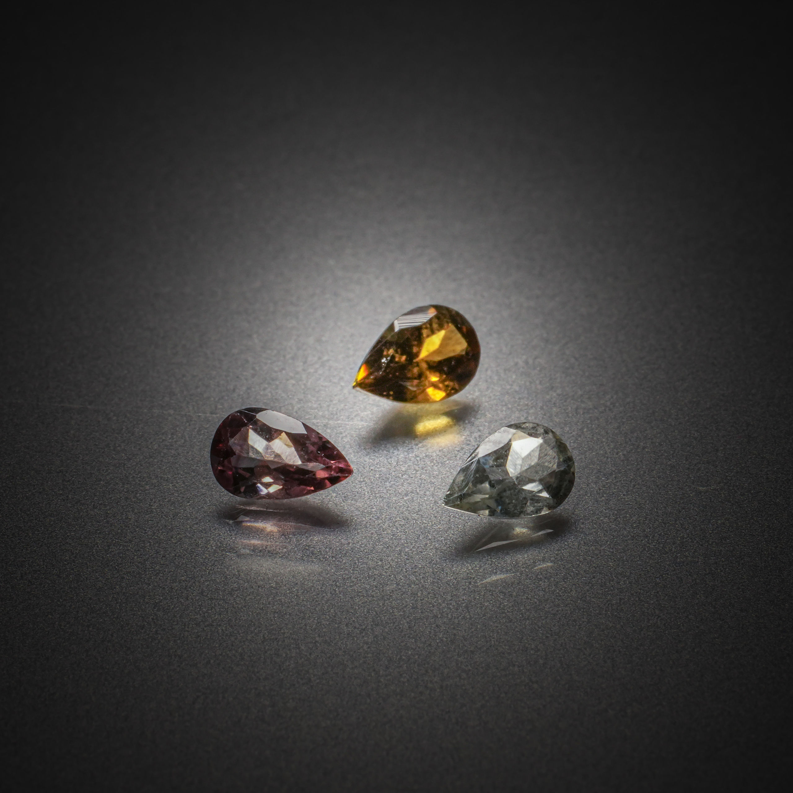 Appairage de tourmalines roses poires cabochons sur papier. - Lazuli