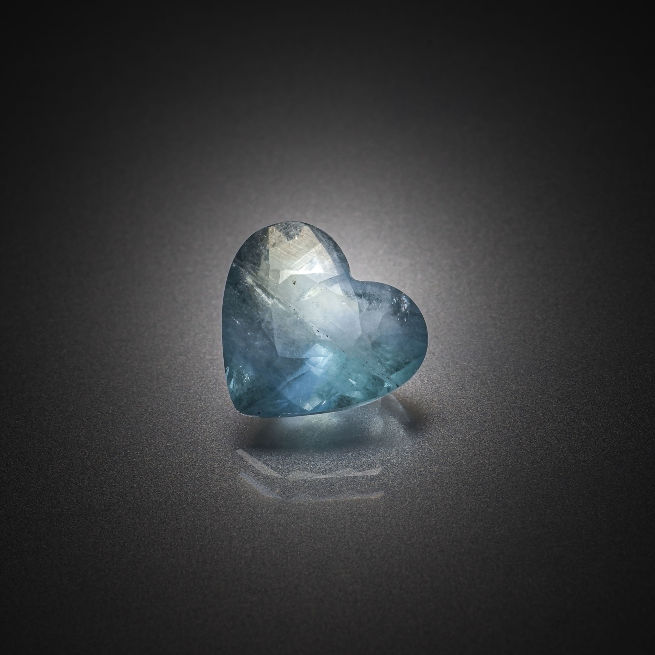 Citrine poire sur papier. - Lazuli