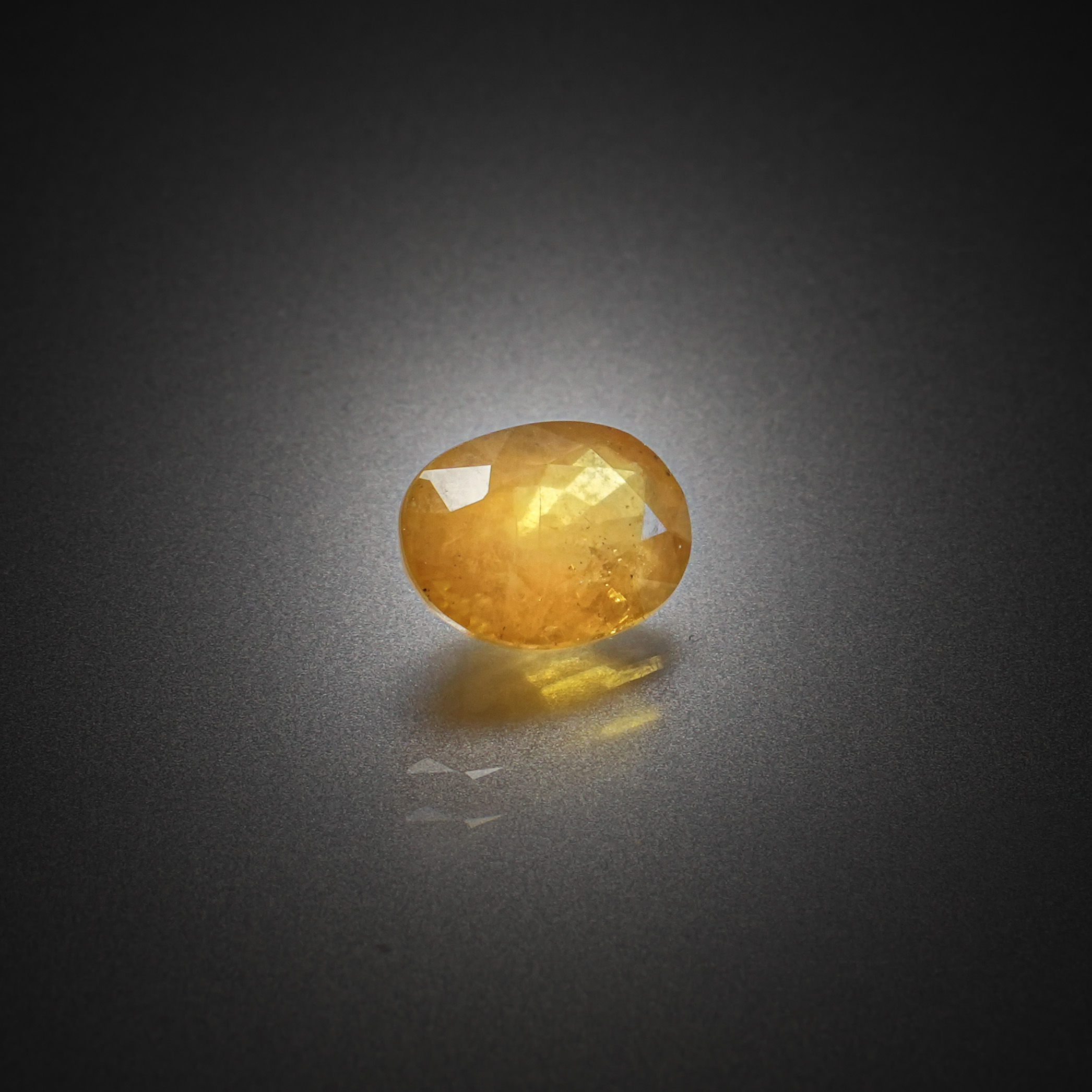 Prehnite ovale cabochon sur papier. - Lazuli