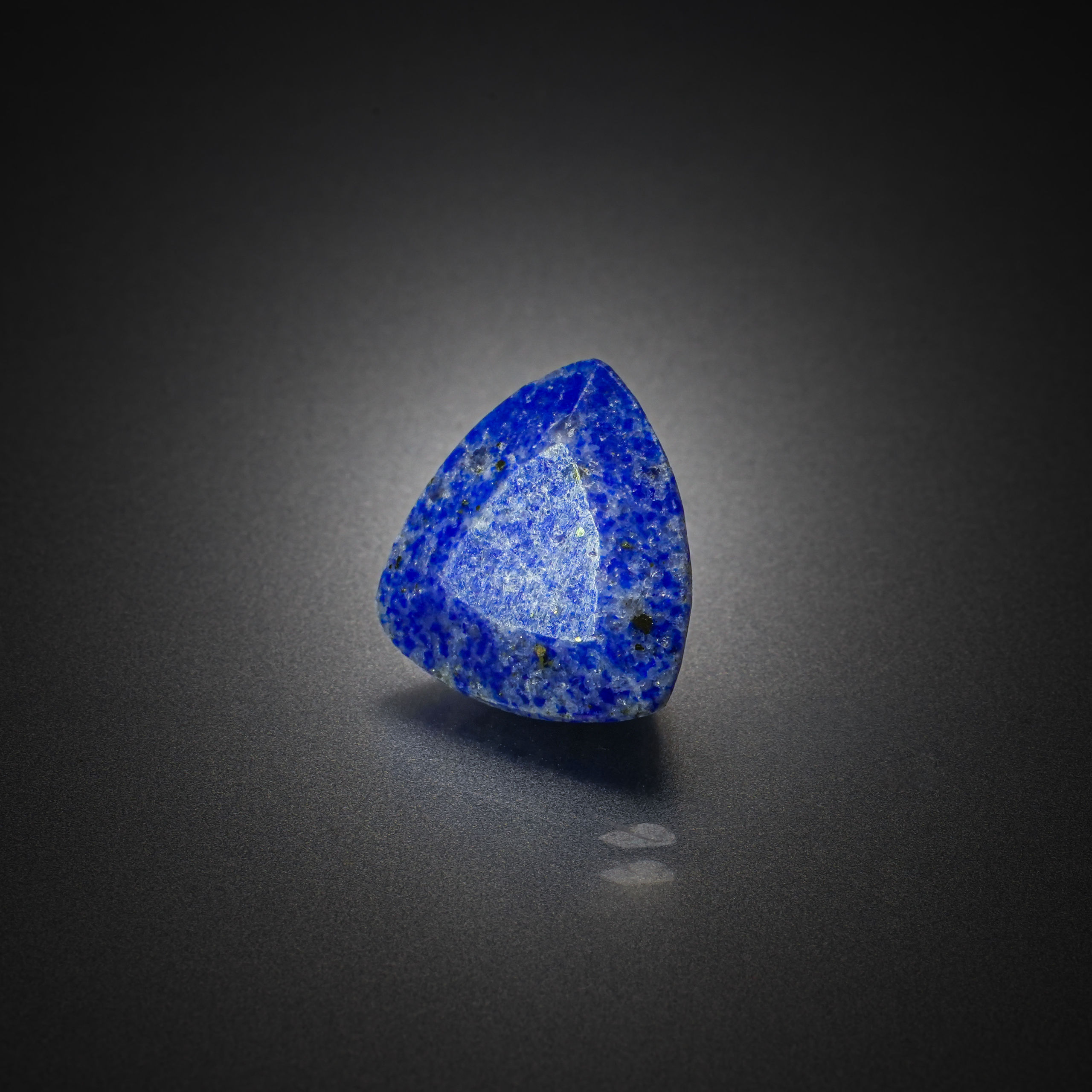 Quartz fumé rectangulaire à pans coupés sur papier. - Lazuli