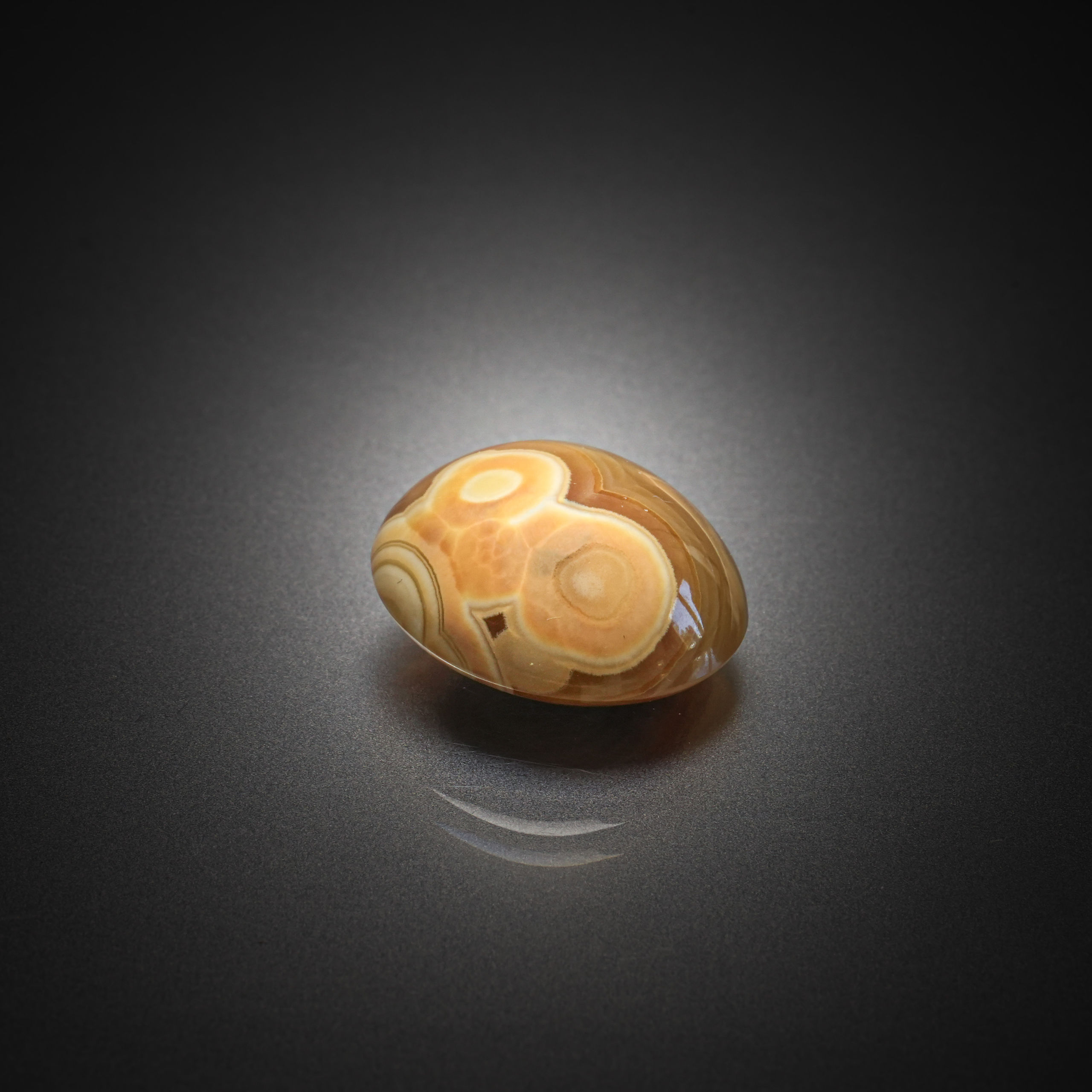 Calcite ovale cabochon sur papier. - Lazuli