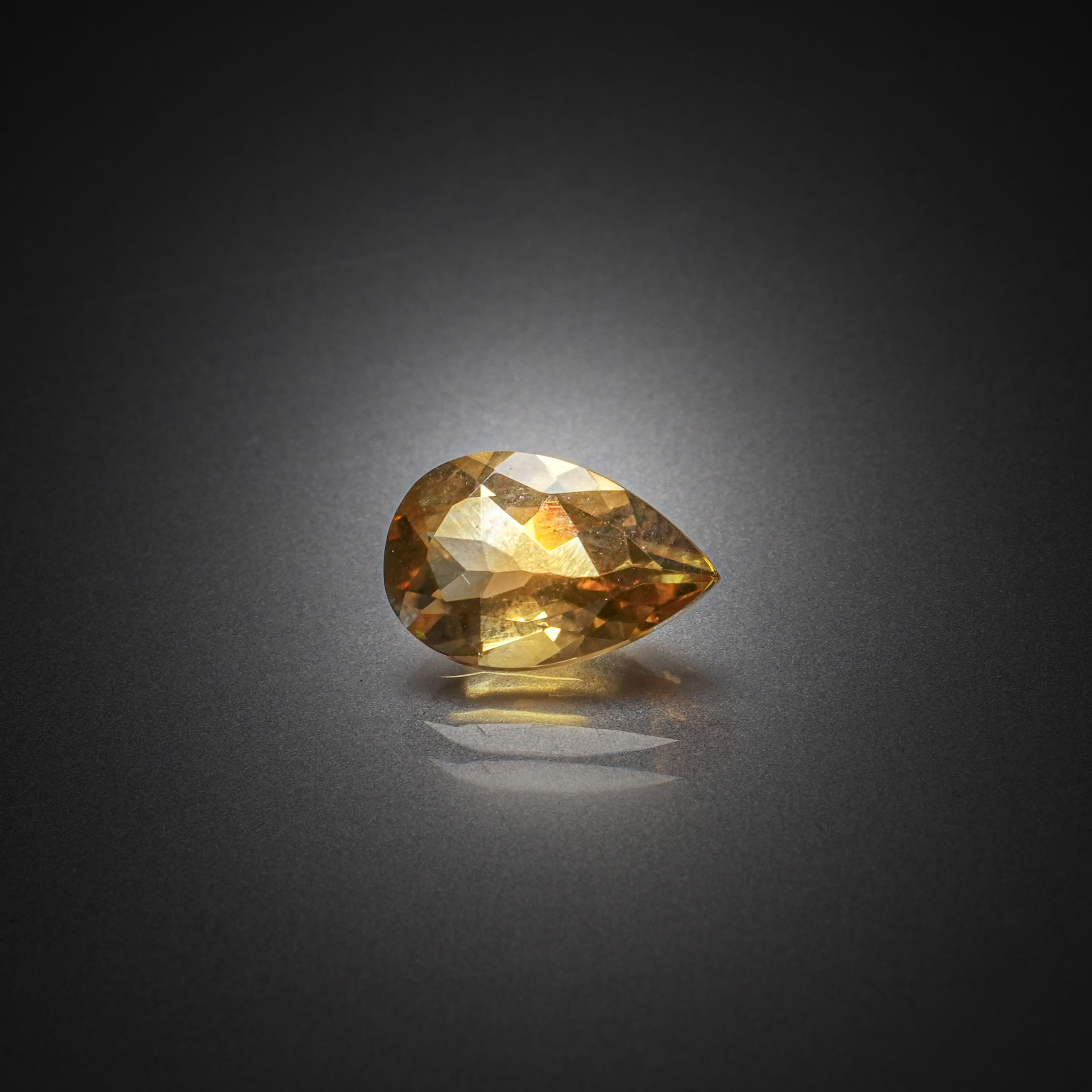 Citrine poire sur papier. - Lazuli