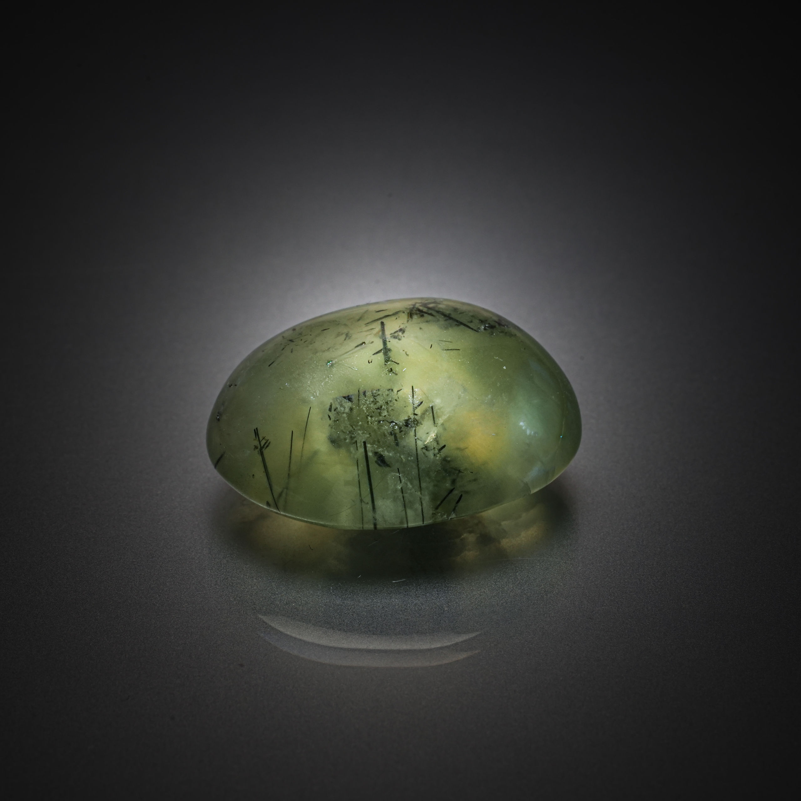 Prehnite ovale cabochon sur papier. - Lazuli
