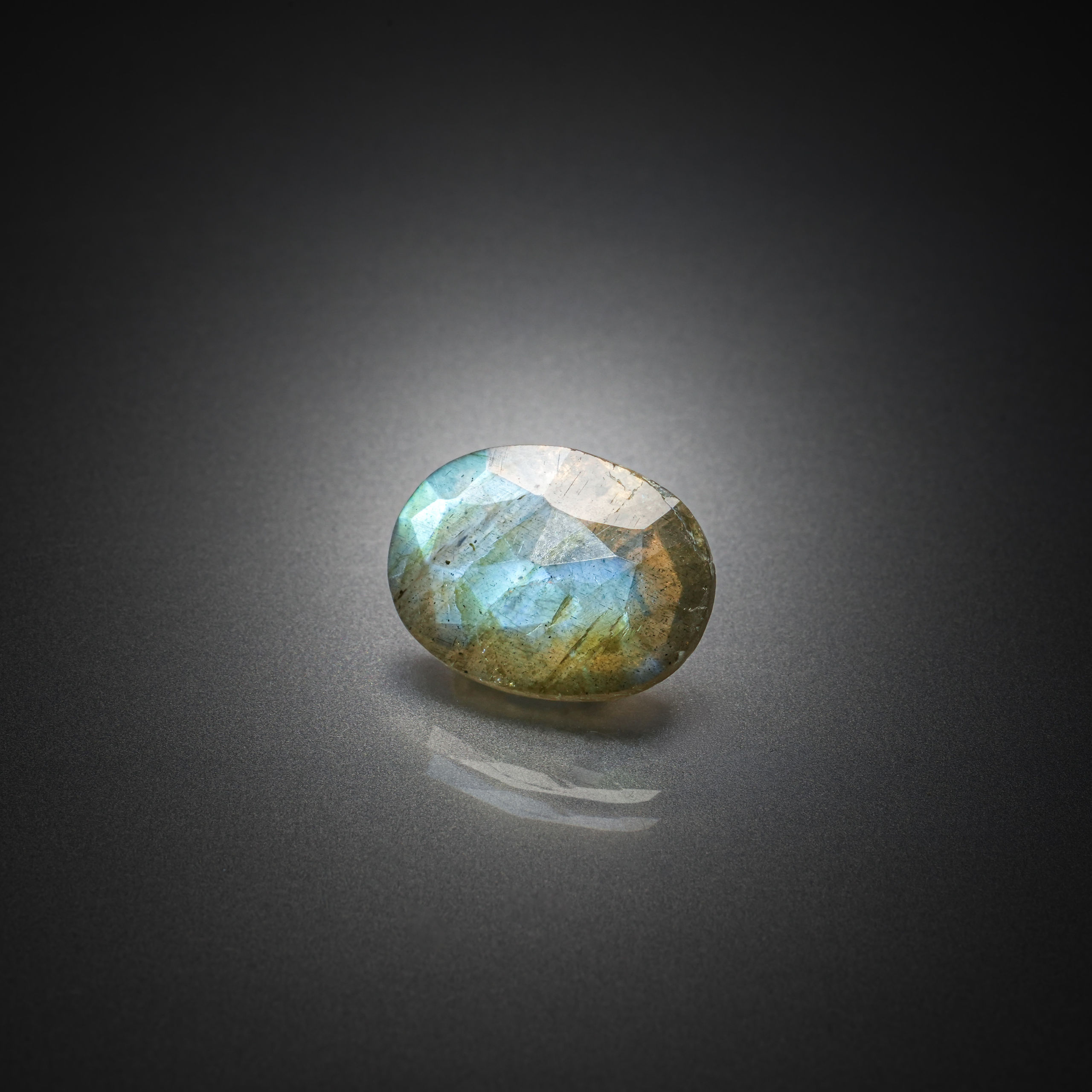 Labradorite ovale sur papier. - Lazuli
