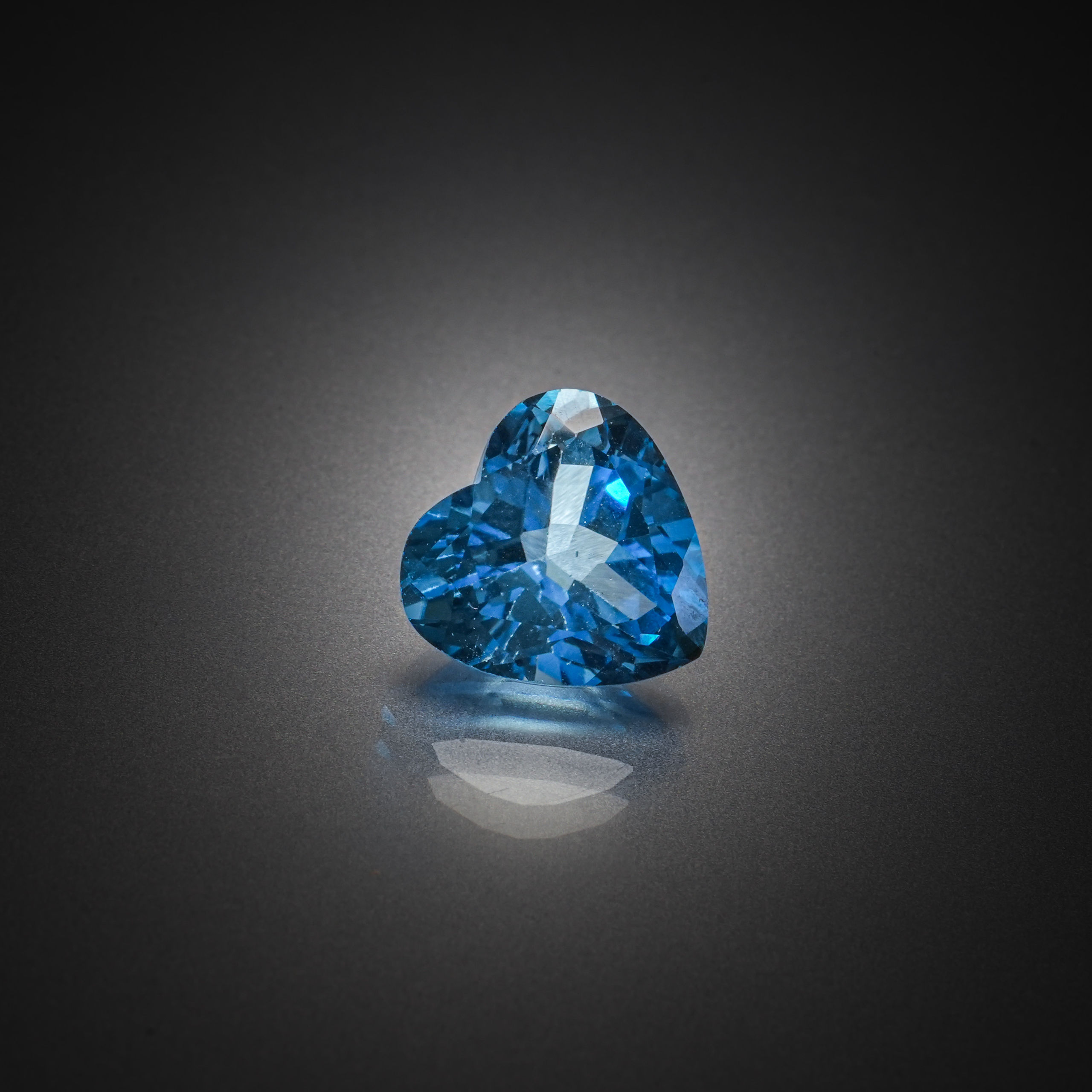Topaze bleue (Swiss Blue) cœur sur papier. - Lazuli