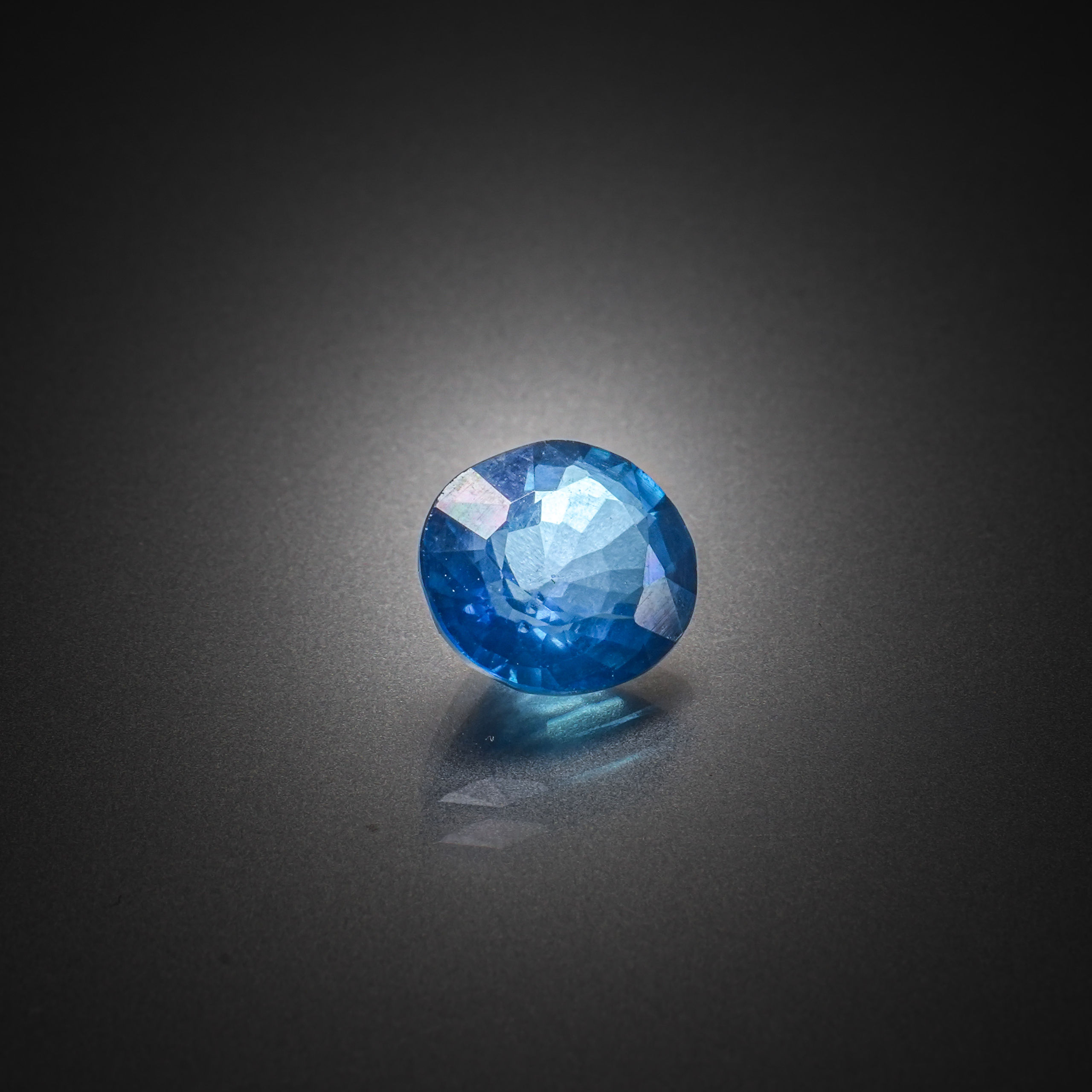 Topaze bleue ovale sur papier. - Lazuli