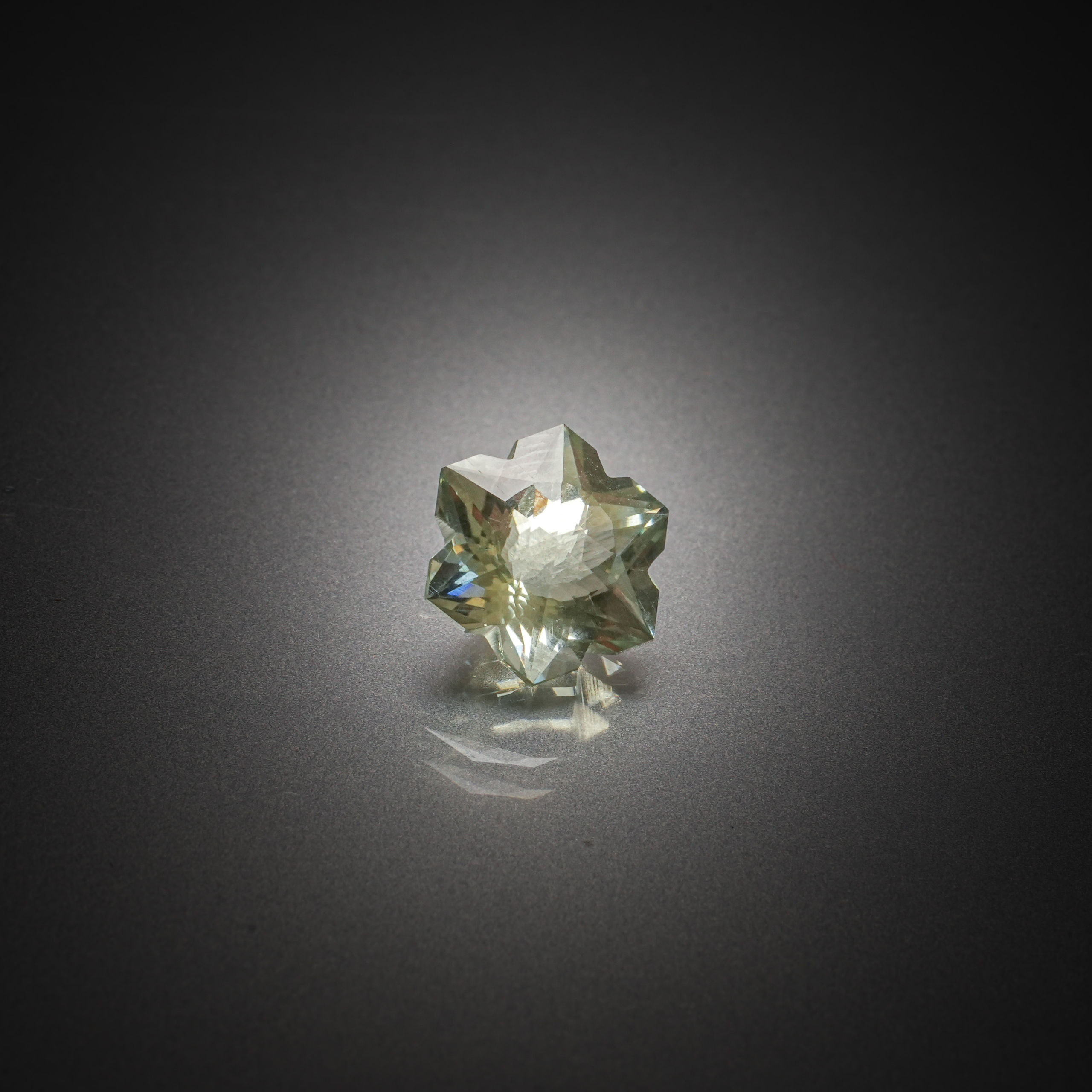 Prasiolite flocon sur papier. - Lazuli
