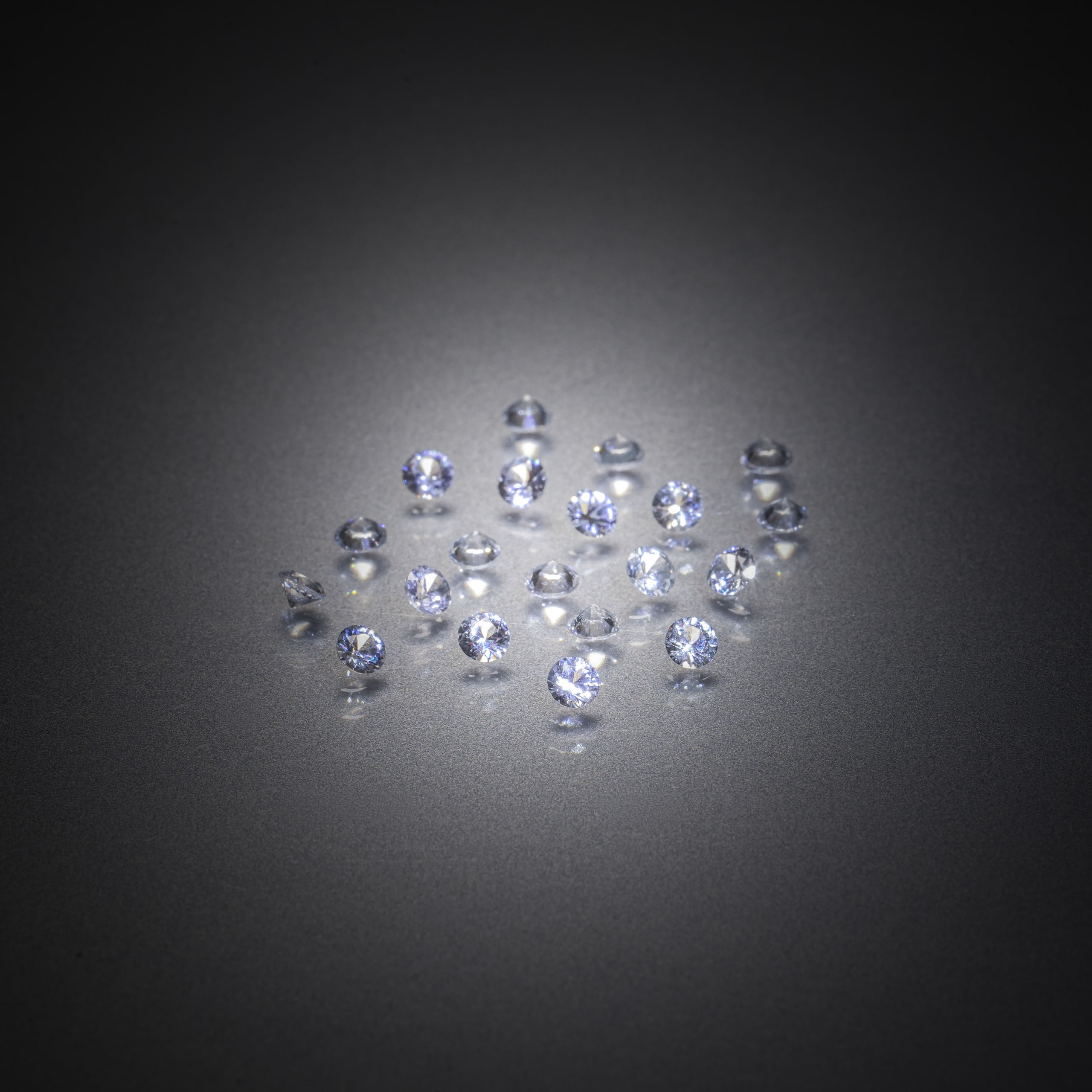 Lot de vingt saphirs blancs ronds sur papier. - Lazuli