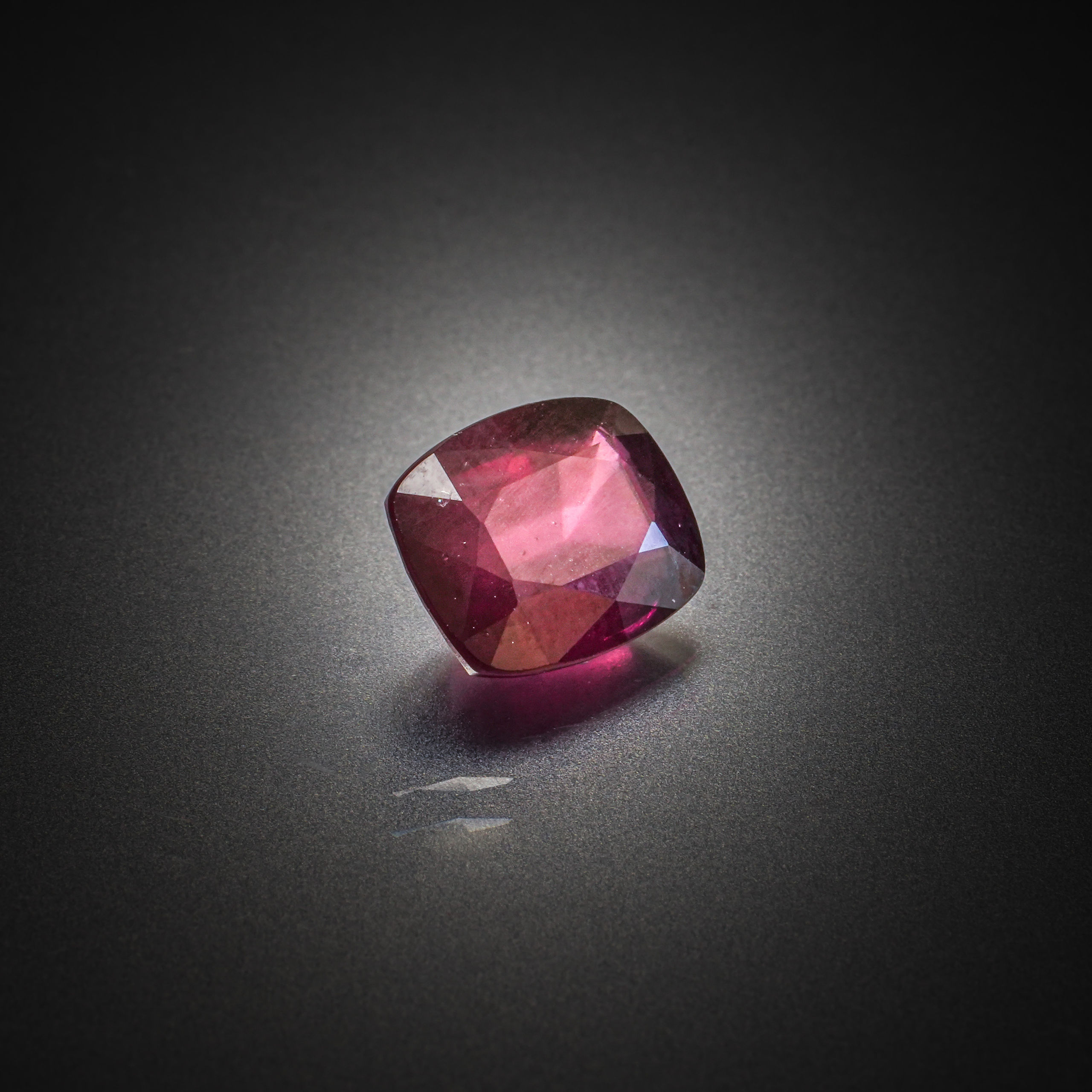 Grenat rose rhodolite coussin sur papier. - Lazuli